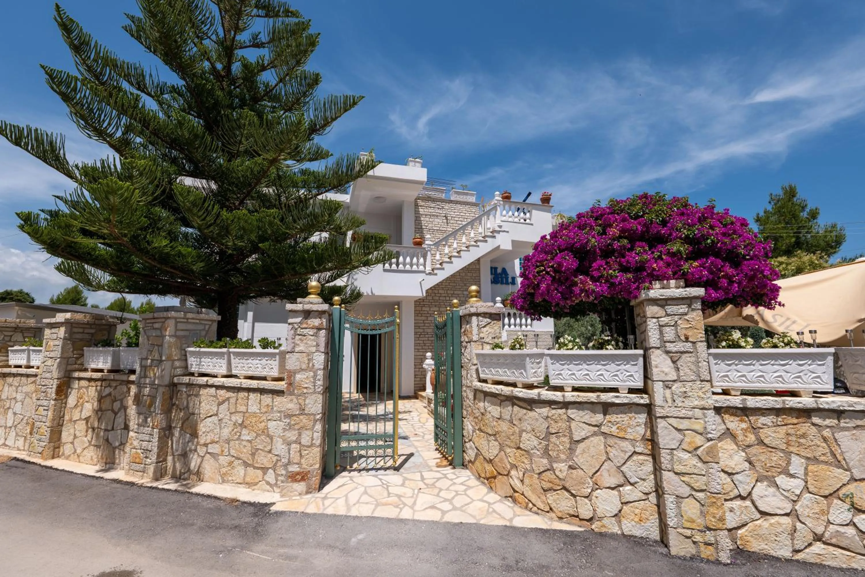 Property building in Vila Vasili