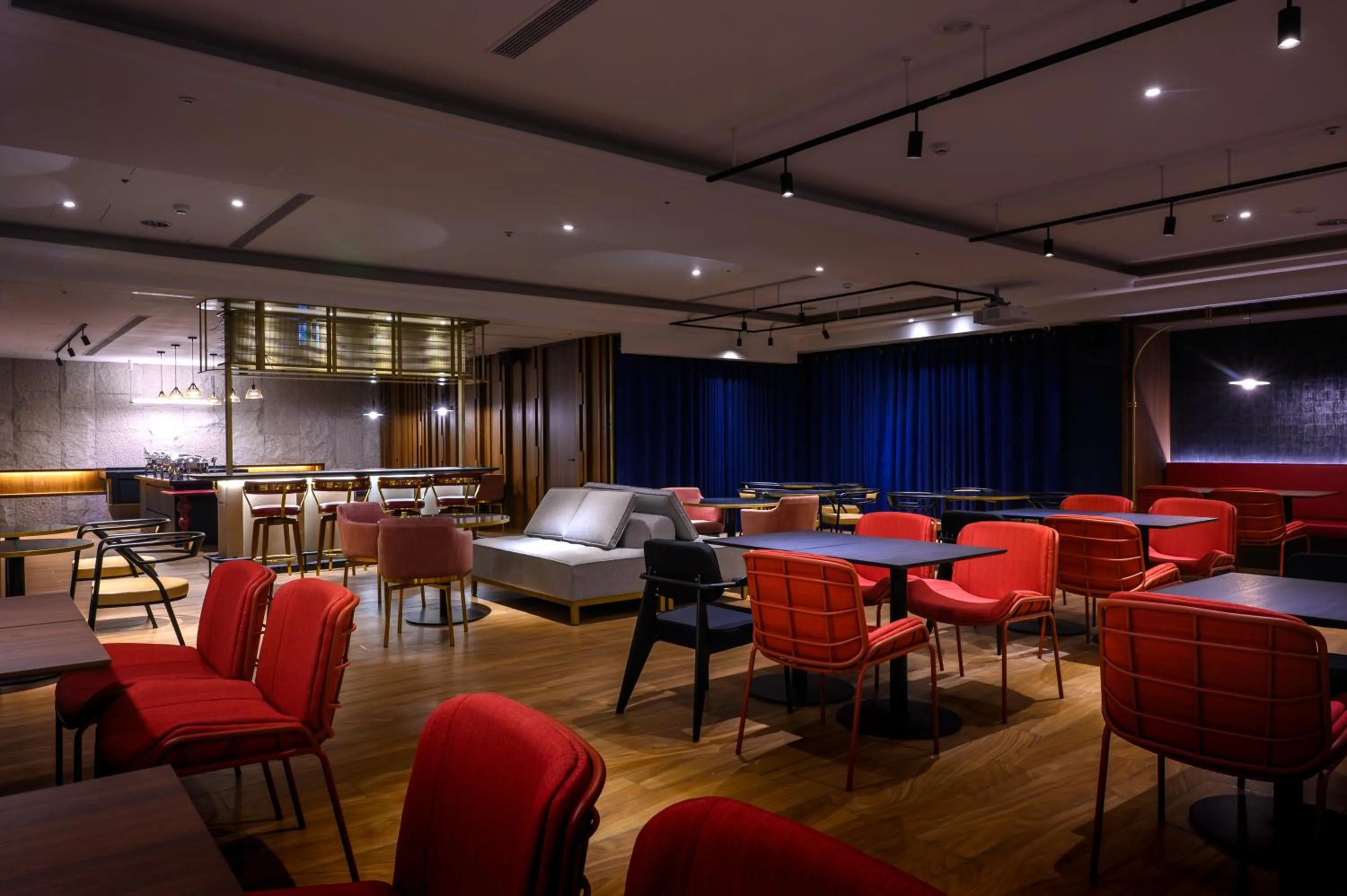 Communal lounge/ TV room in Olah Poshtel Taichung Wenxin