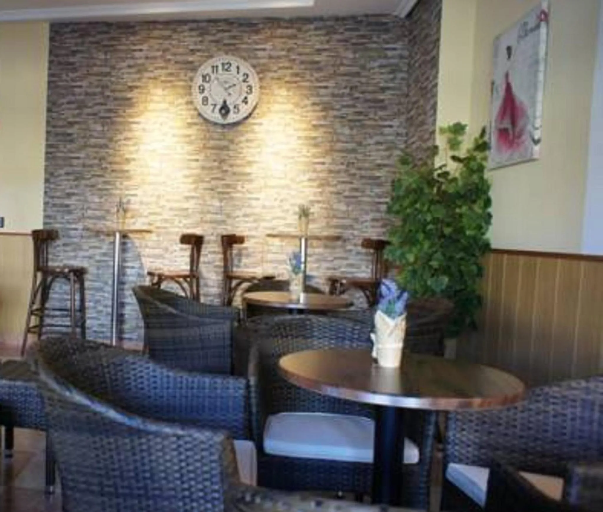 Communal lounge/ TV room in Hotel Puente Romano