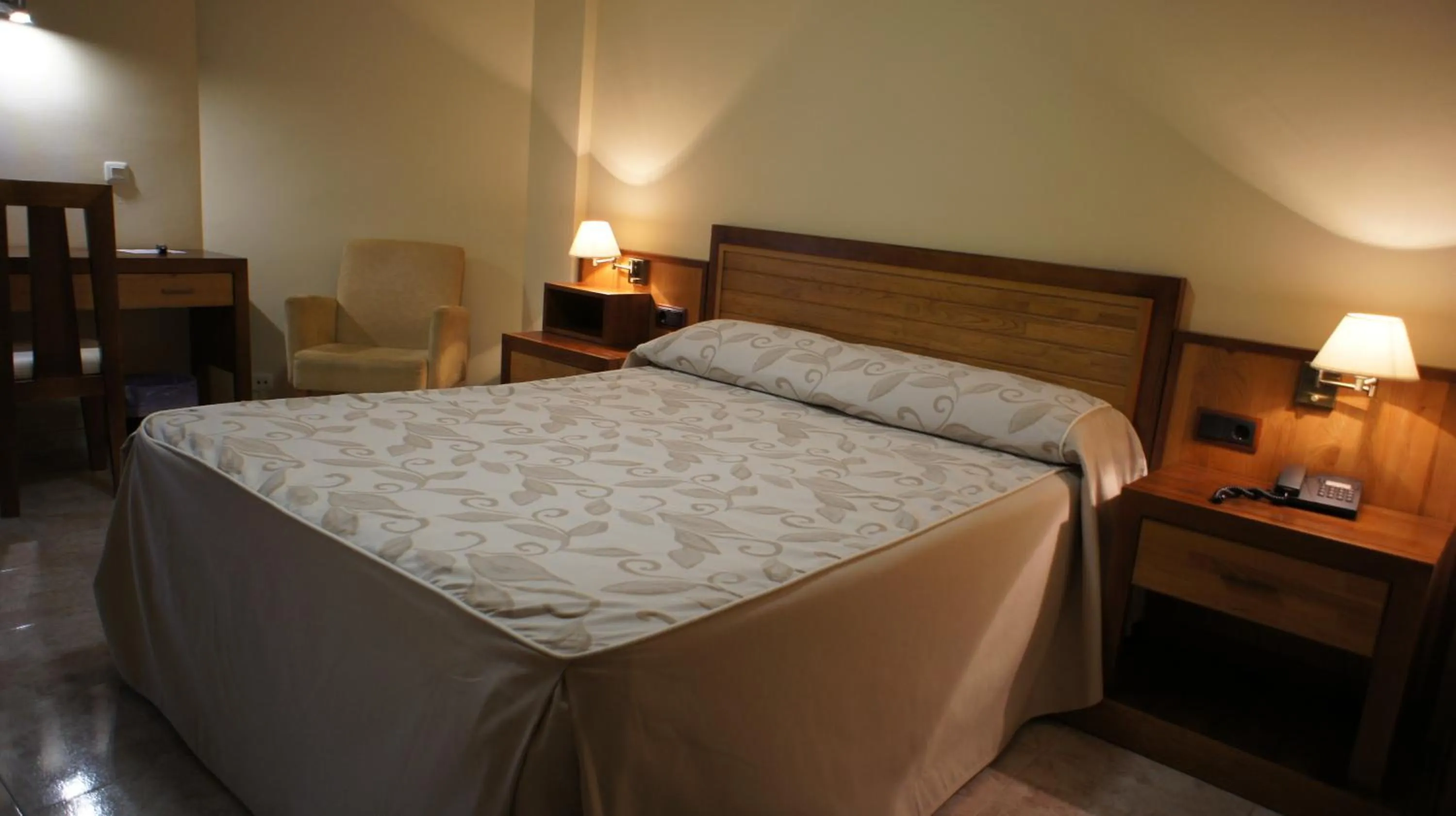 Bedroom, Bed in Hotel Puente Romano