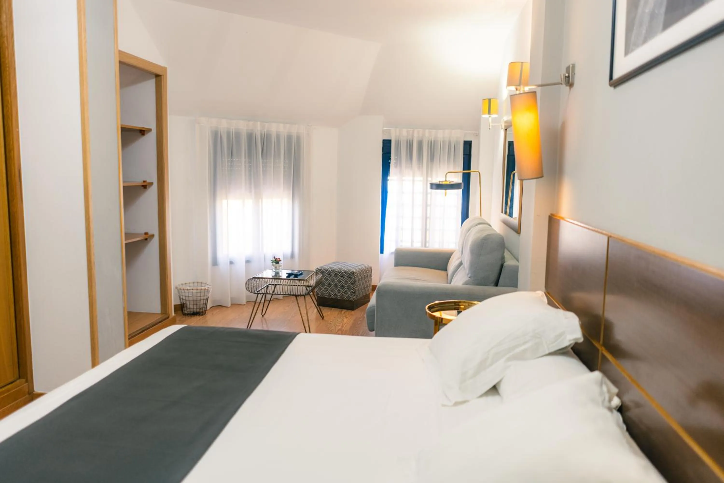 Photo of the whole room, Bed in Plaza Alaquas