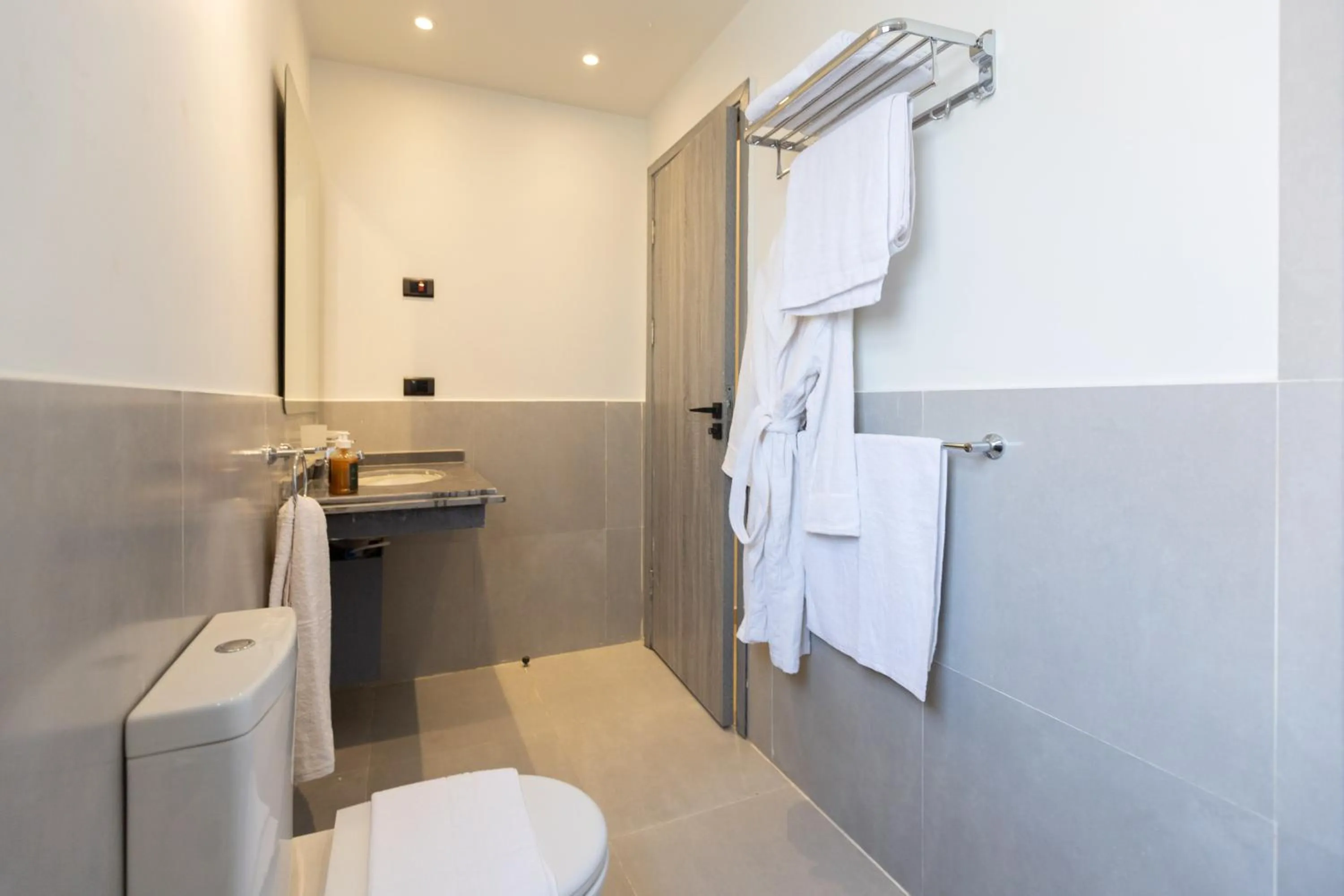 Toilet in Seven Stays Zayed