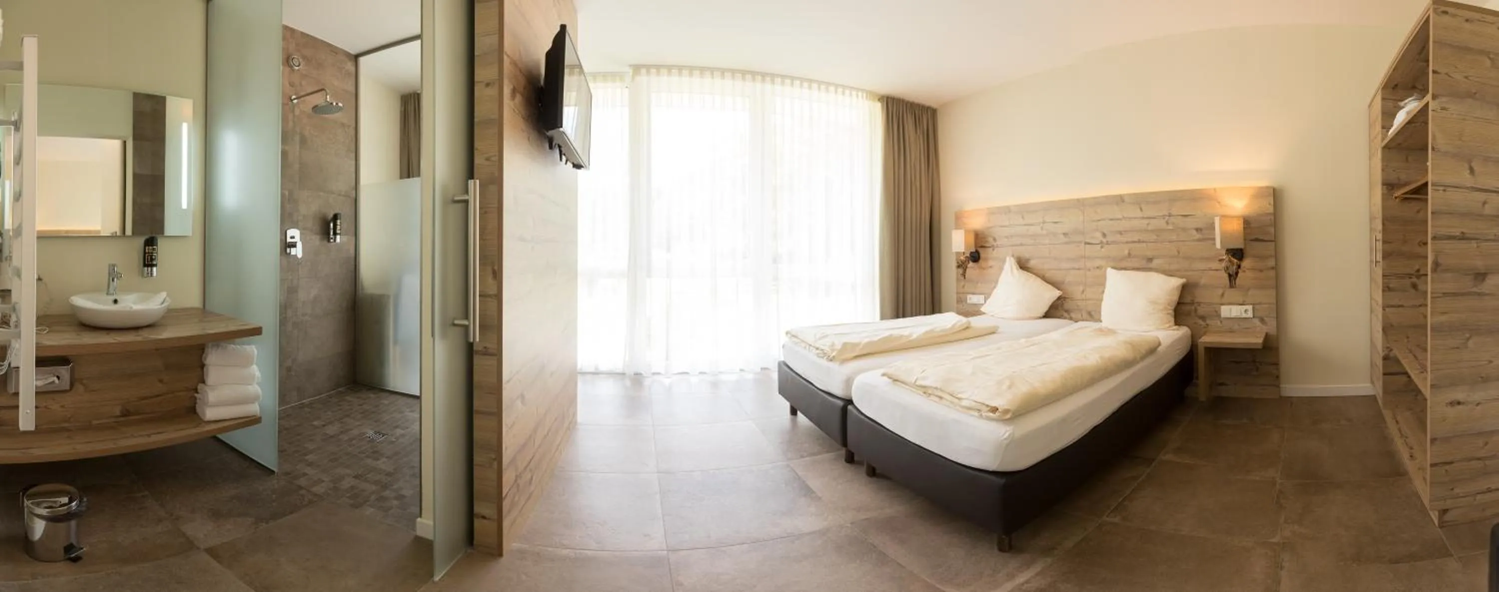 Bathroom, Bed in Landhotel Weihermühle