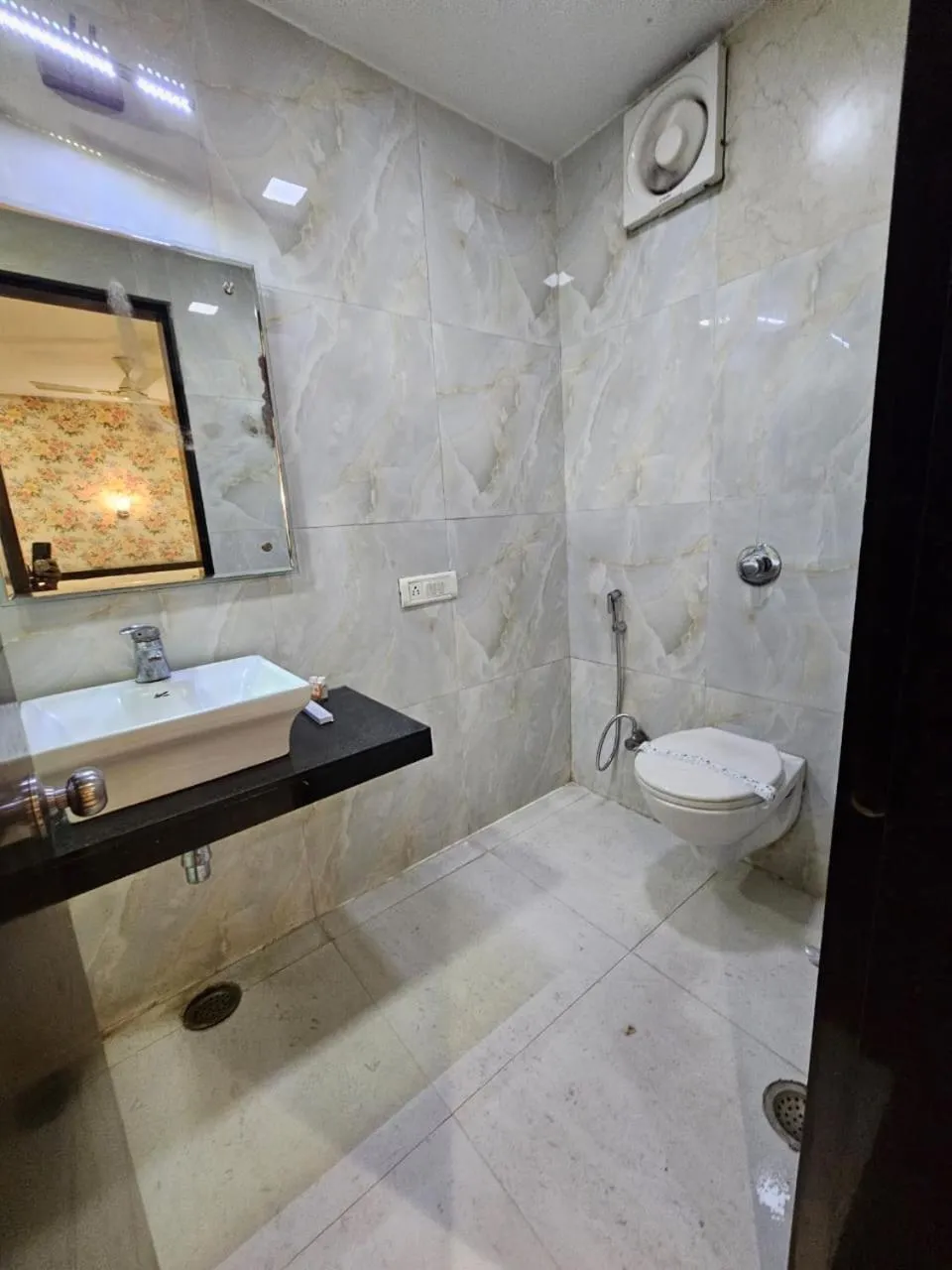 Toilet in Royal Guest House