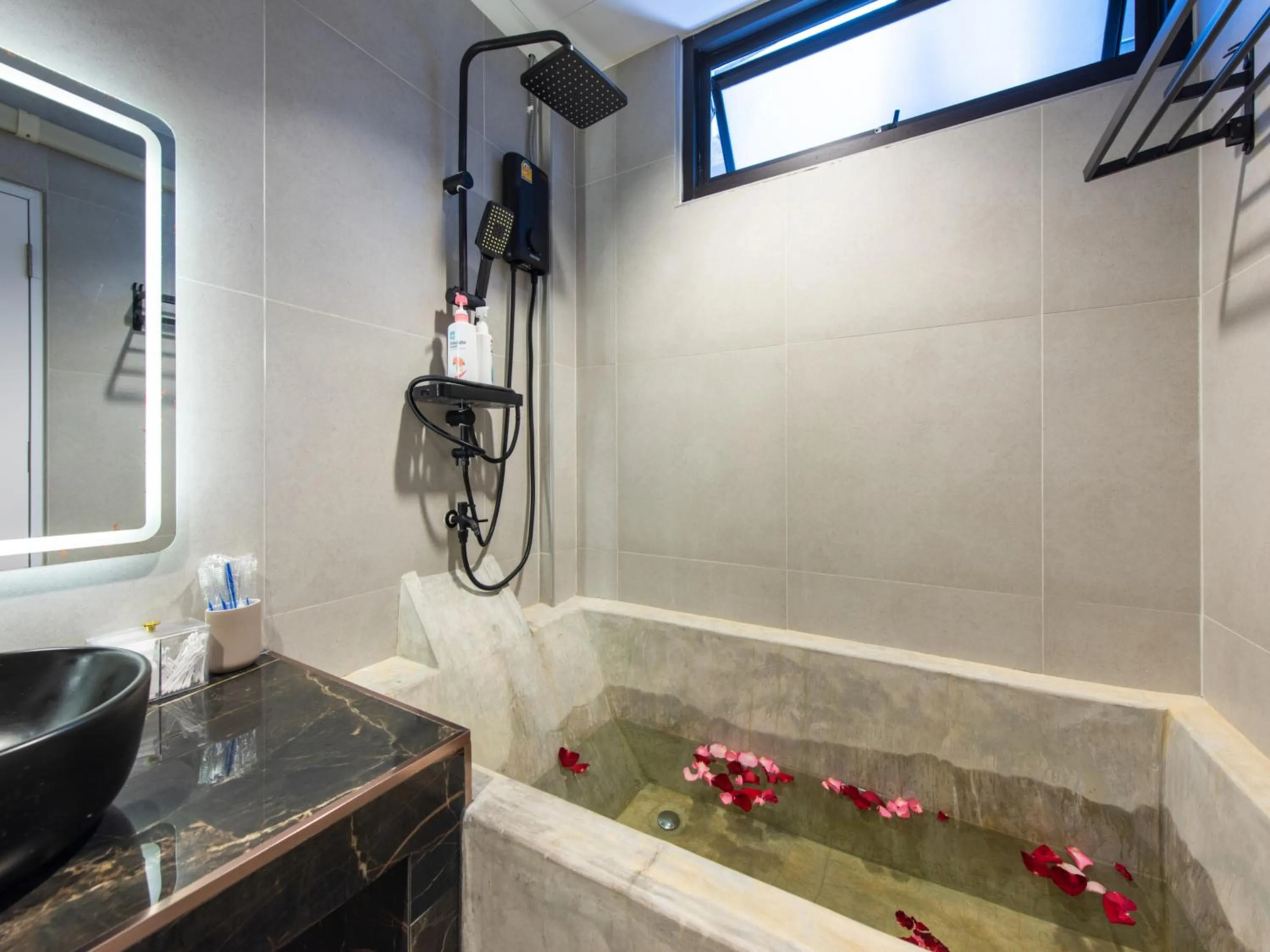 Shower in The City Yaowarat