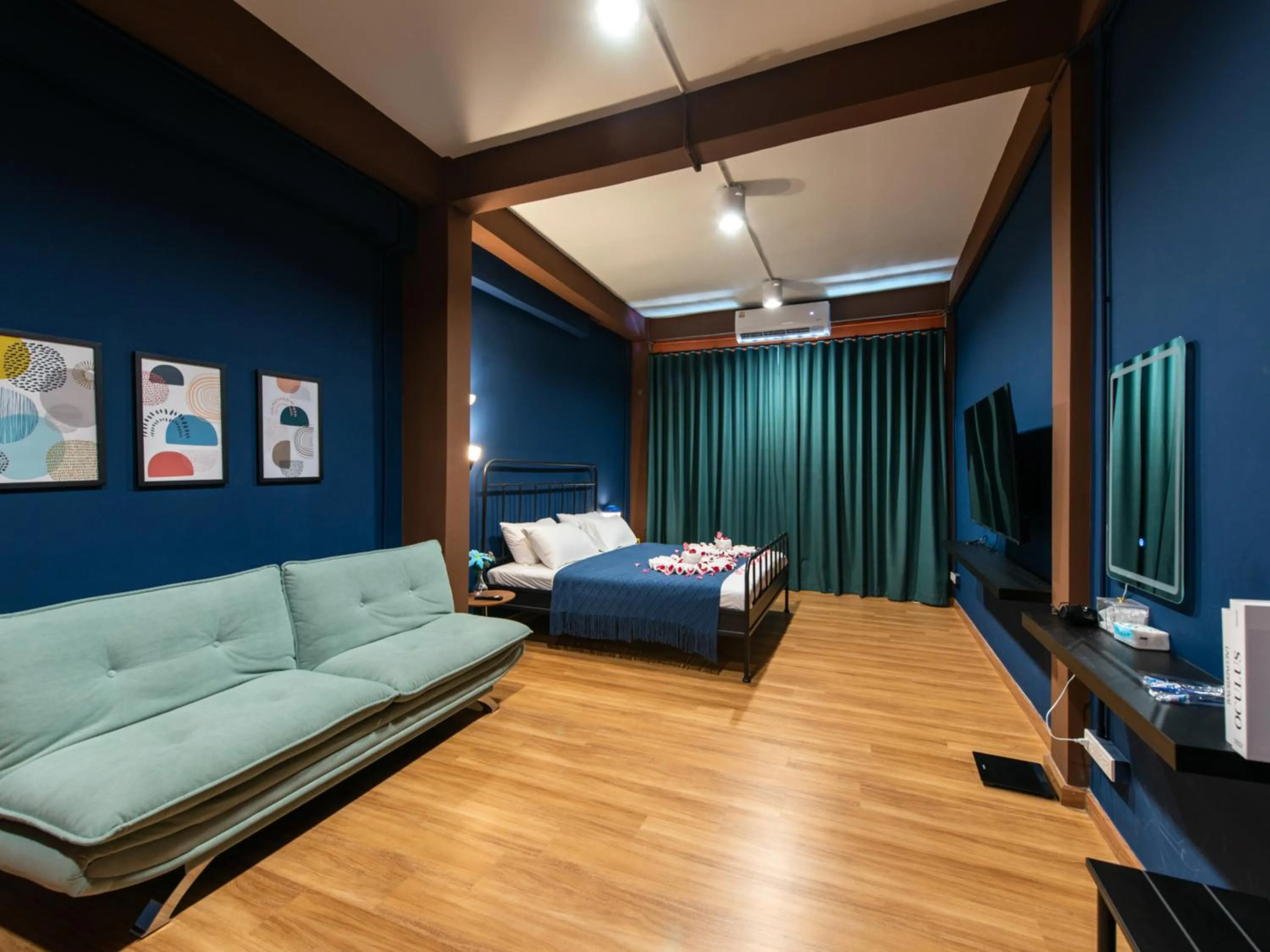 Photo of the whole room, Bed in The City Yaowarat