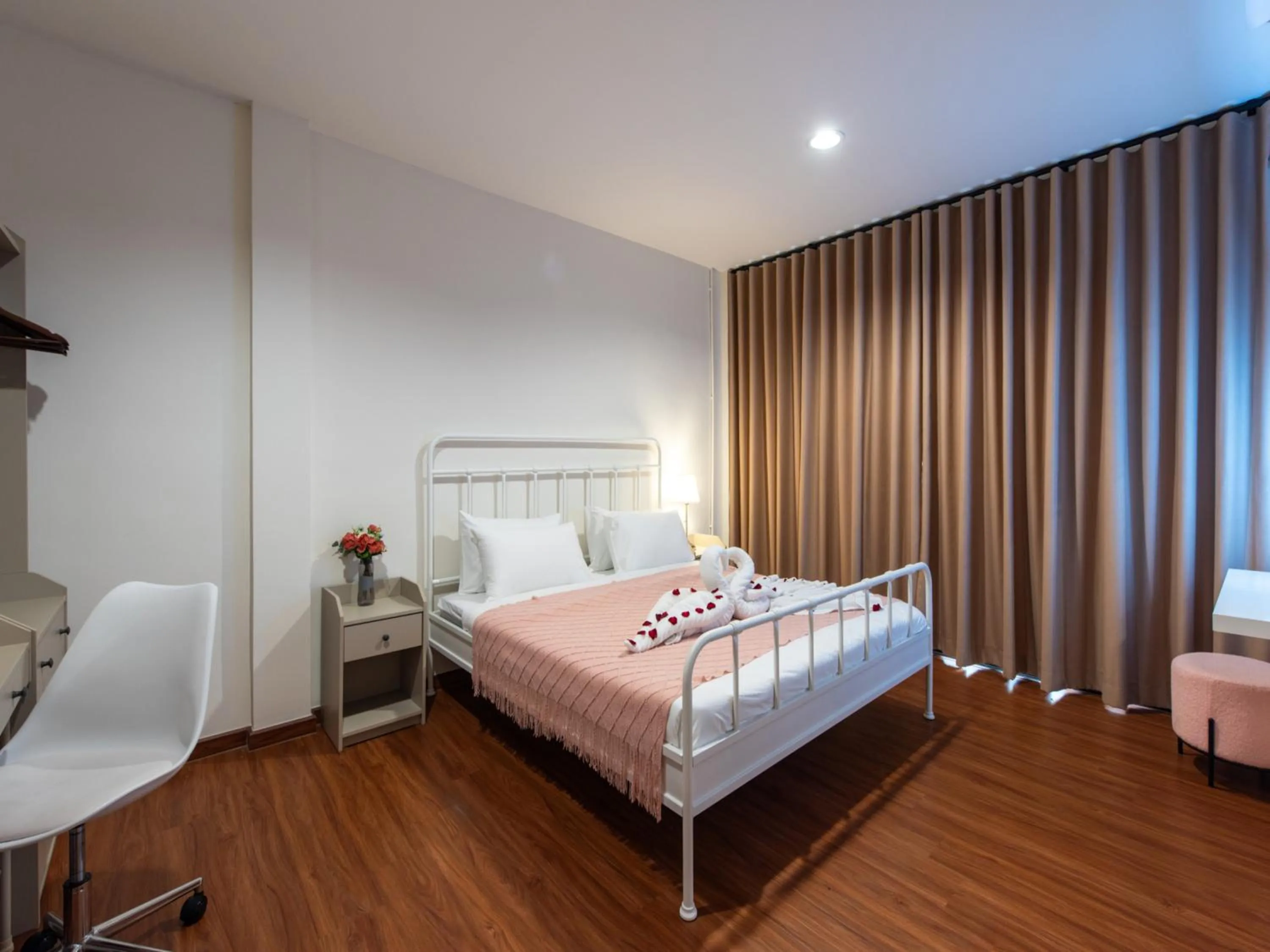 Bedroom, Bed in The City Yaowarat