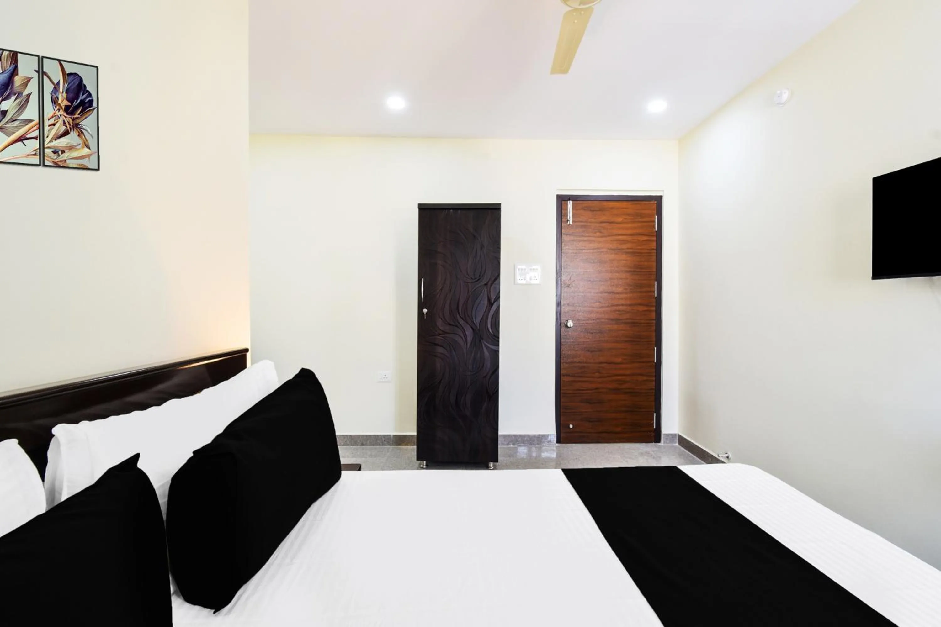 Bedroom in Hotel O Tripura Grand (Near Nexus Mall)
