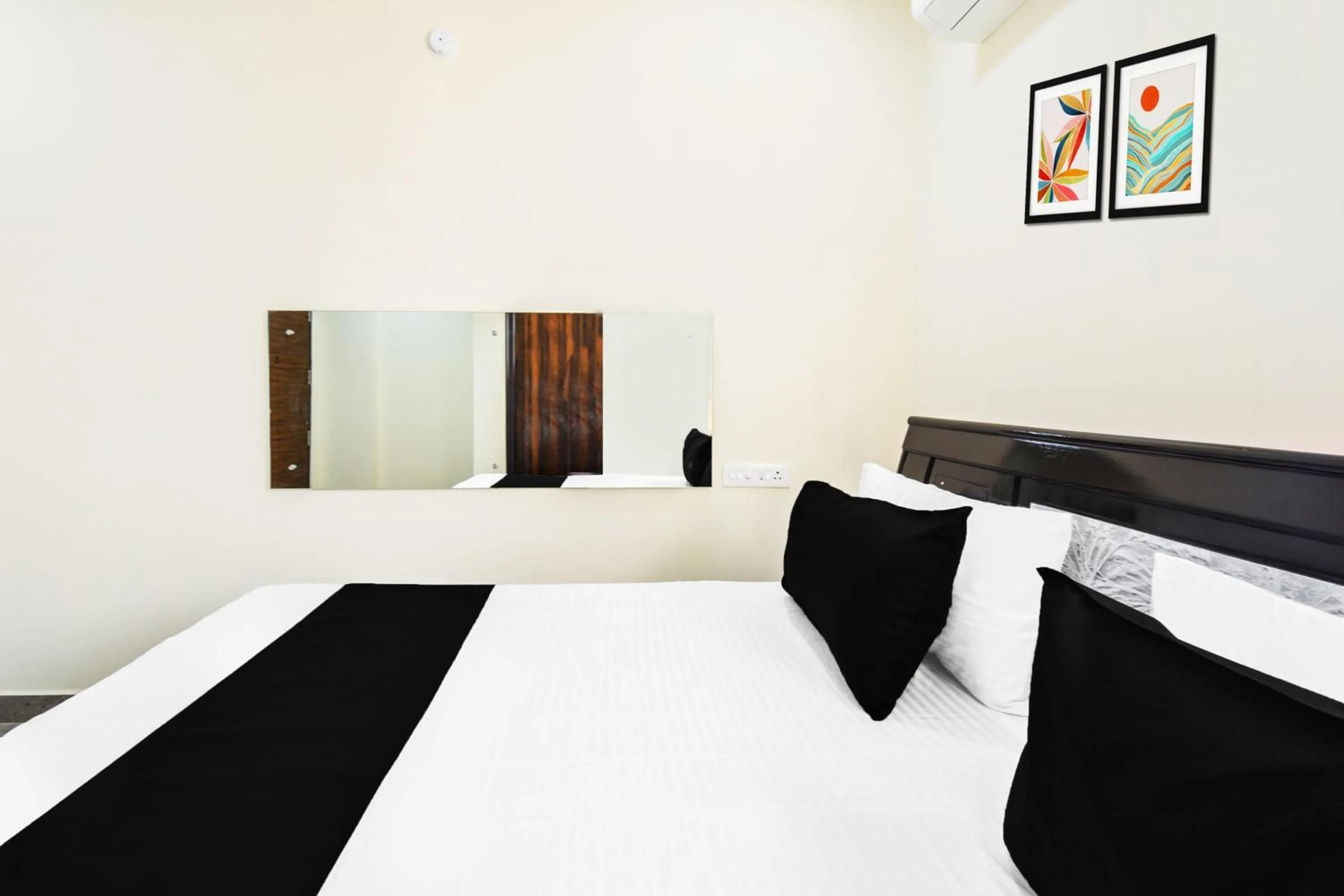 Bedroom in Hotel O Tripura Grand (Near Nexus Mall)