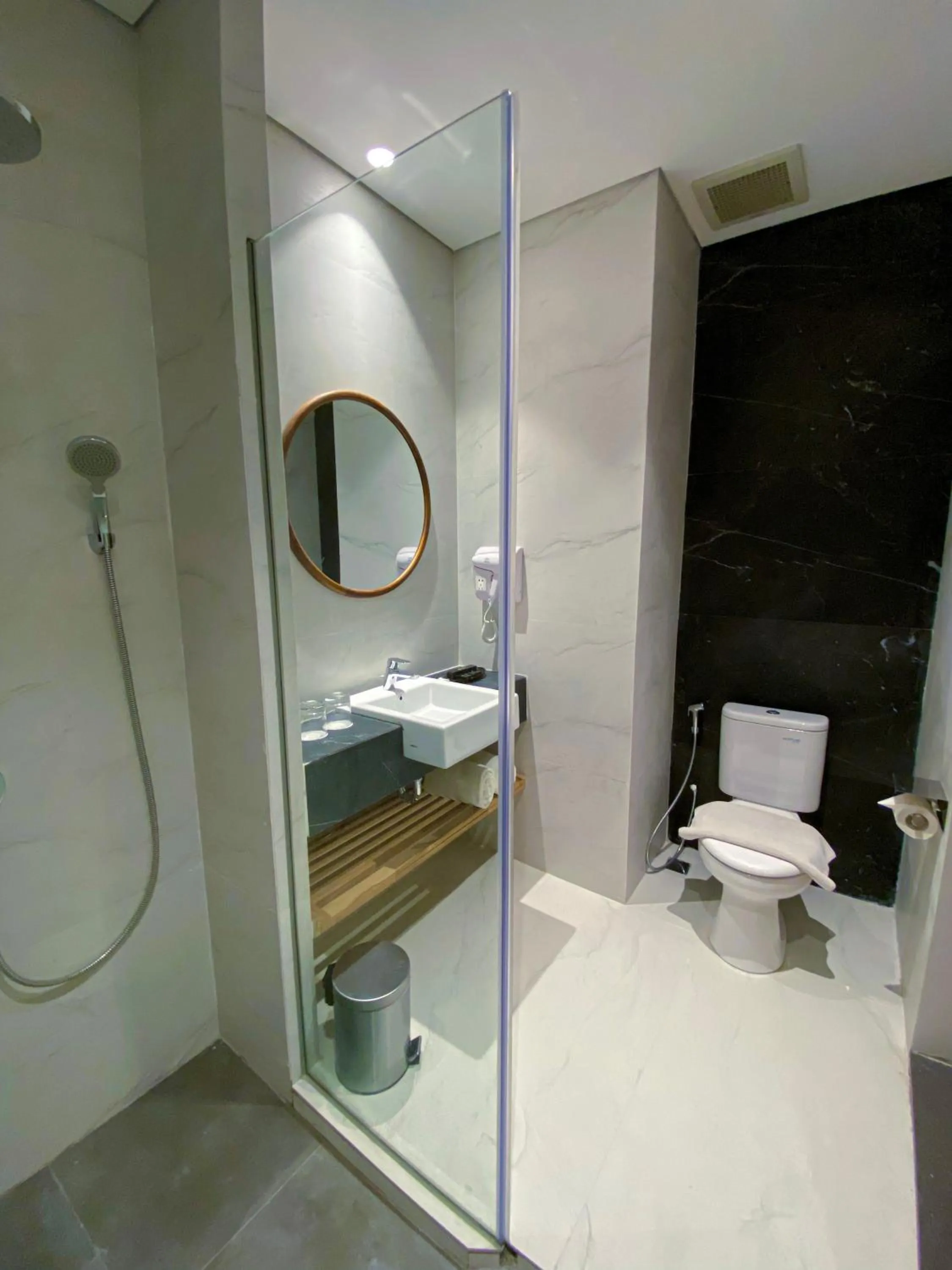 Toilet in Nata Azana Hotel Ngawi