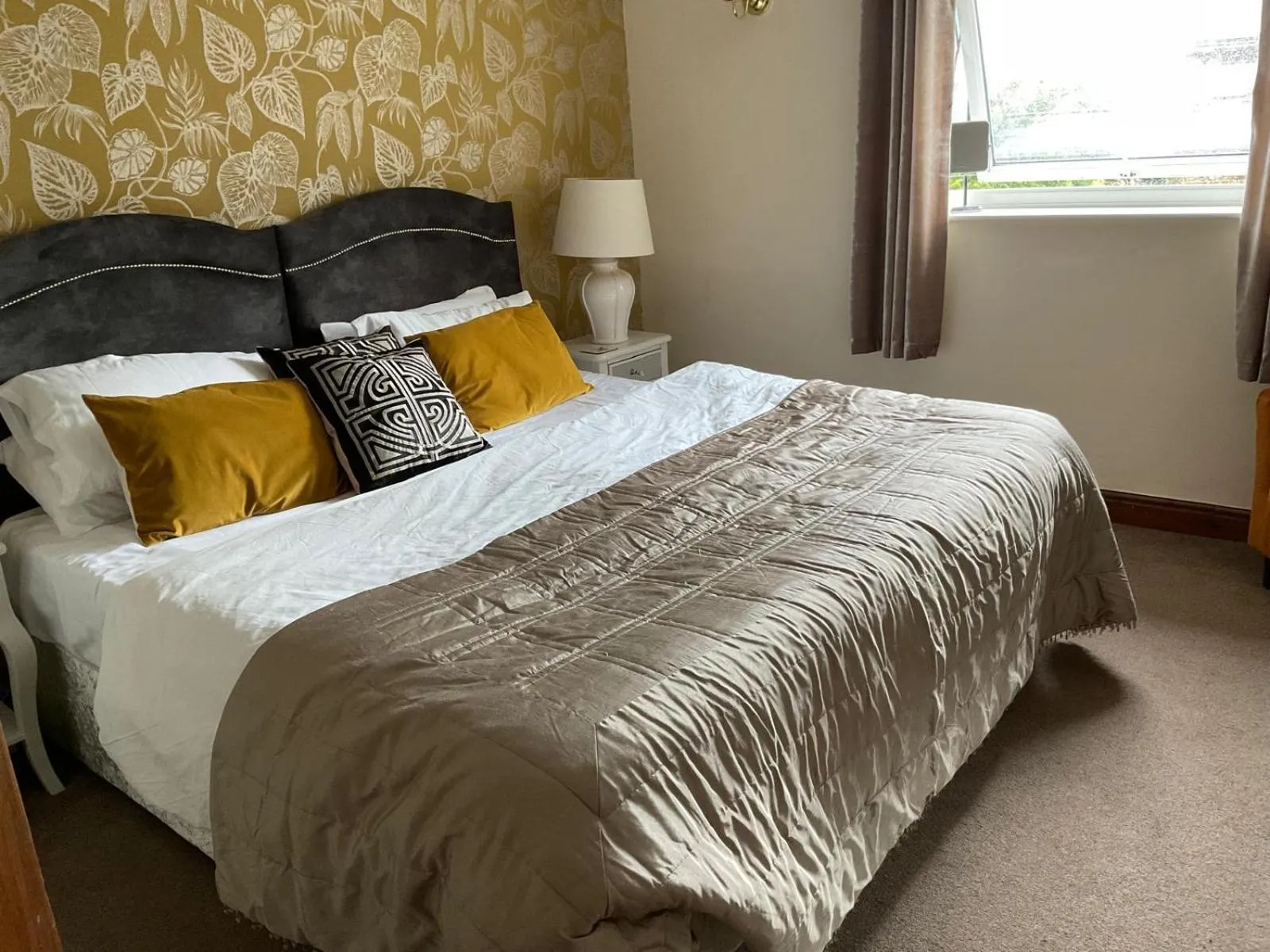 Bedroom, Bed in OYO Cocketts Hotel