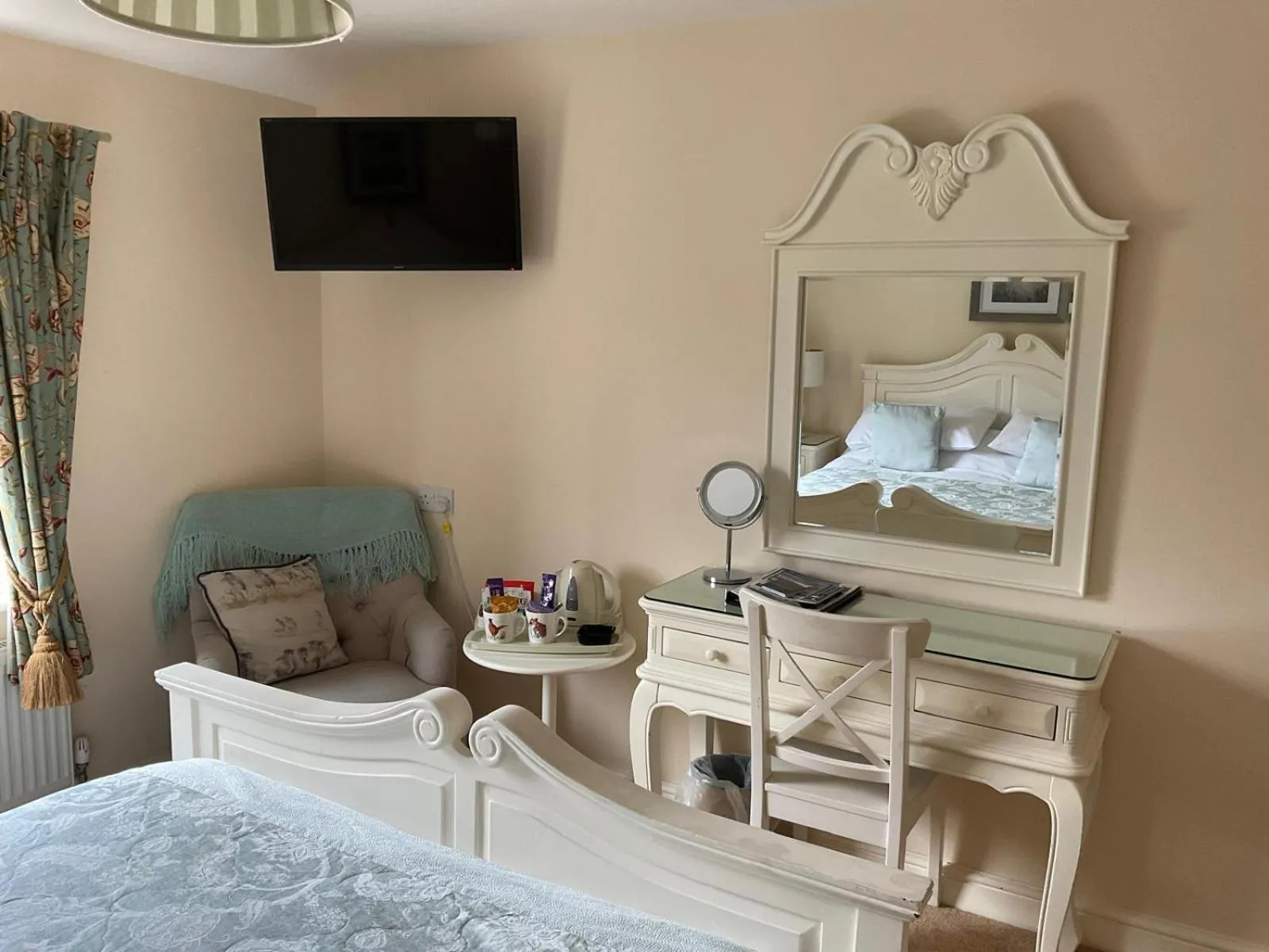 Bedroom, Bed in OYO Cocketts Hotel