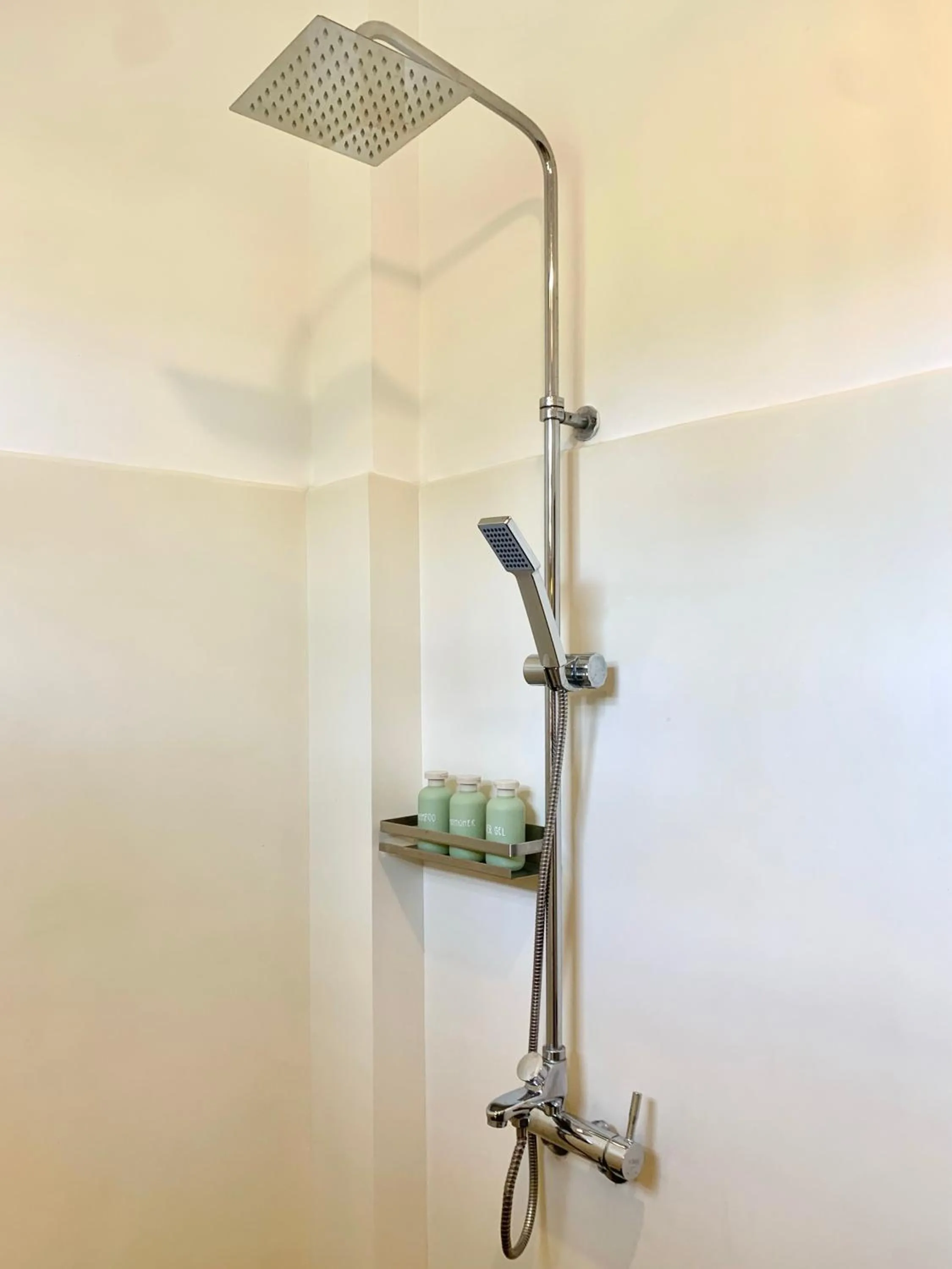 Shower in Oltremare Mirissa