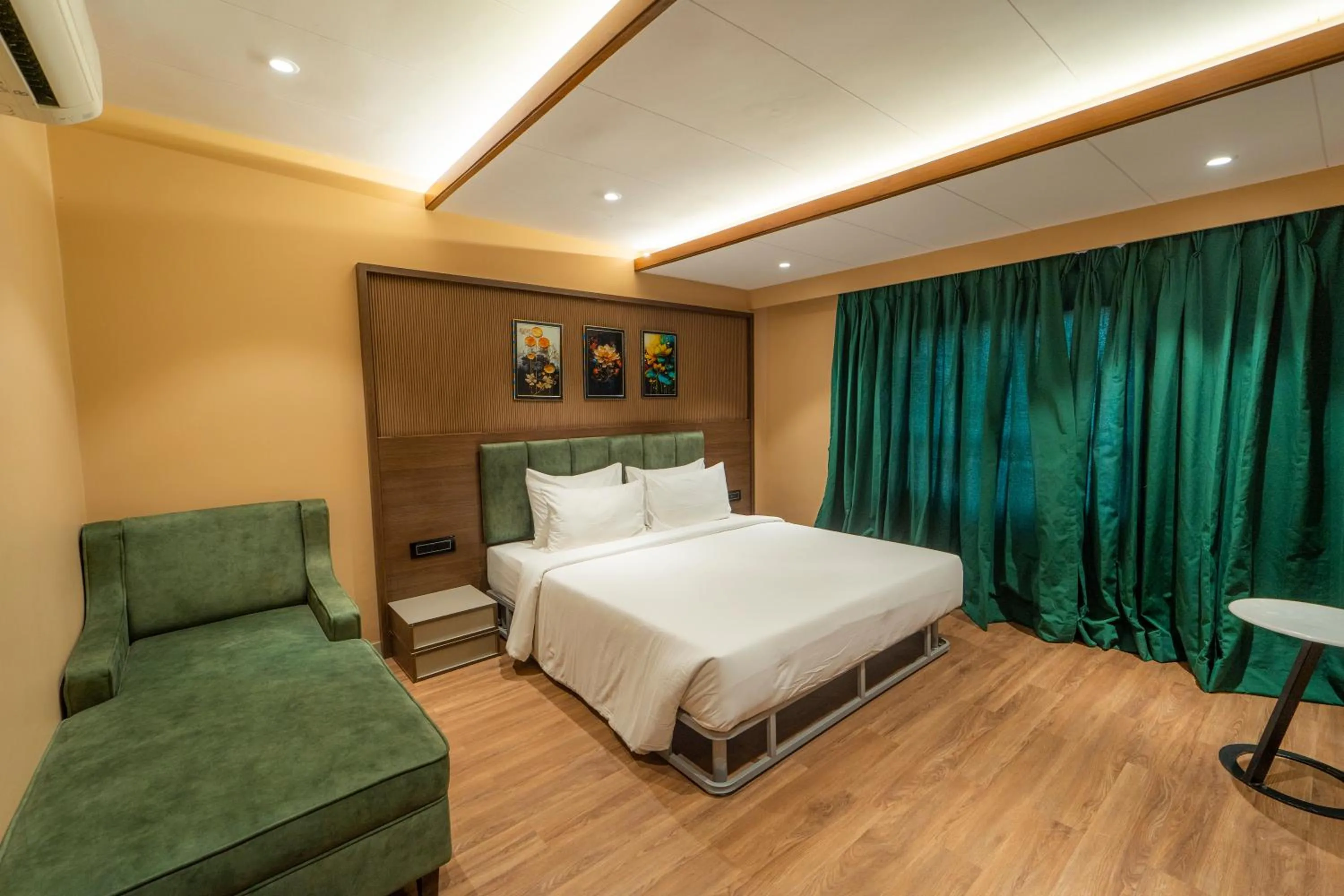 Bed in Orient Beacon Resort, Panchgani