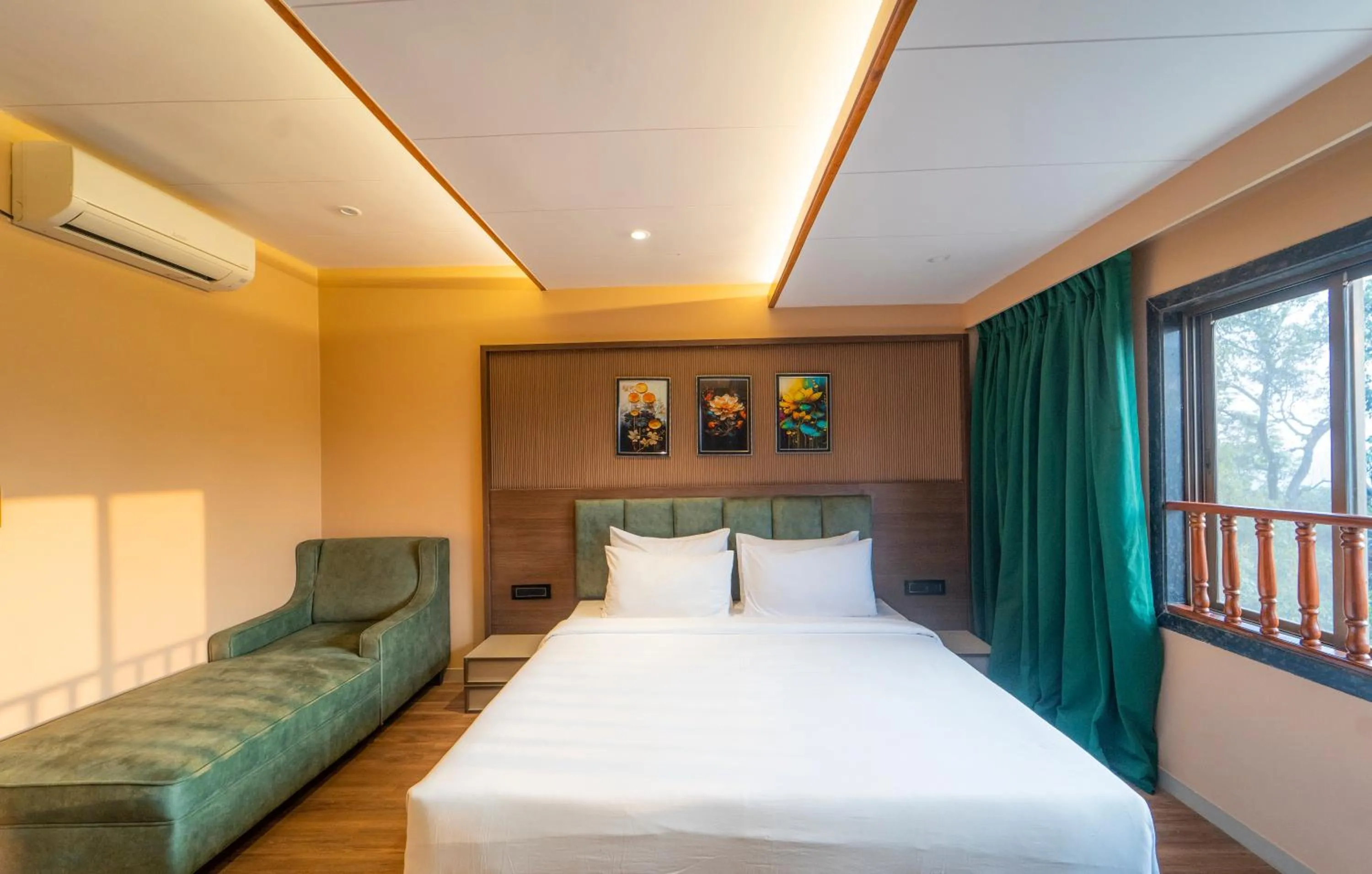 Bed in Orient Beacon Resort, Panchgani