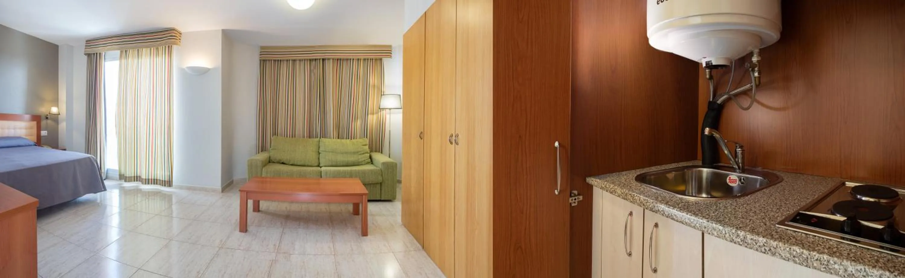 Photo of the whole room in Estudios RH Vinaros