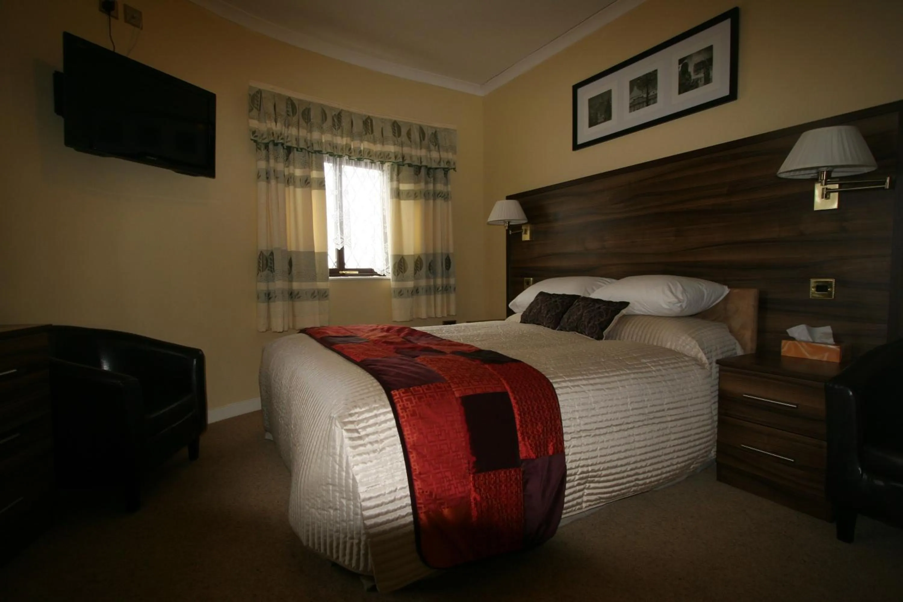 Photo of the whole room, Bed in The Plough Inn