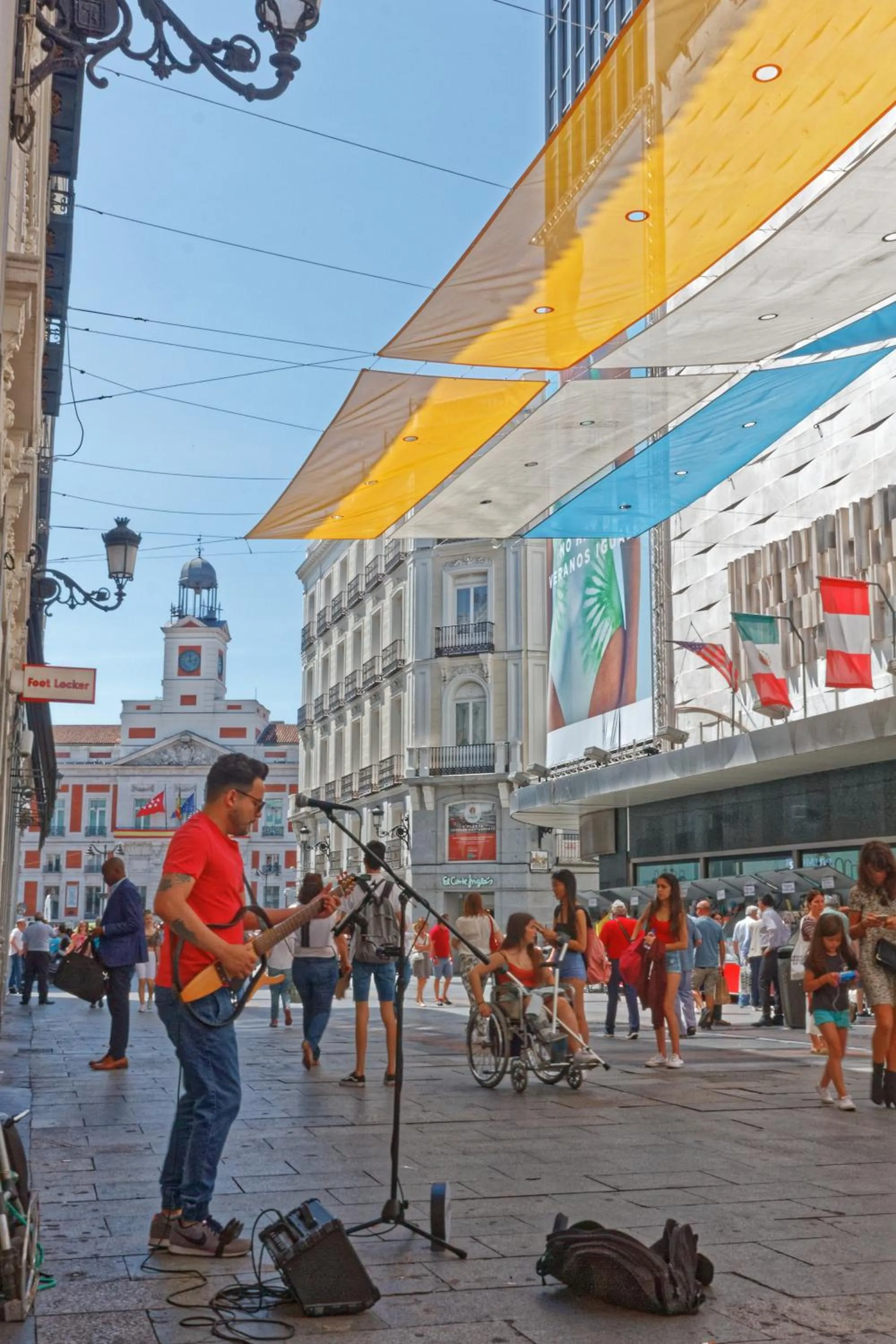 People in Arenal Suites Puerta del Sol