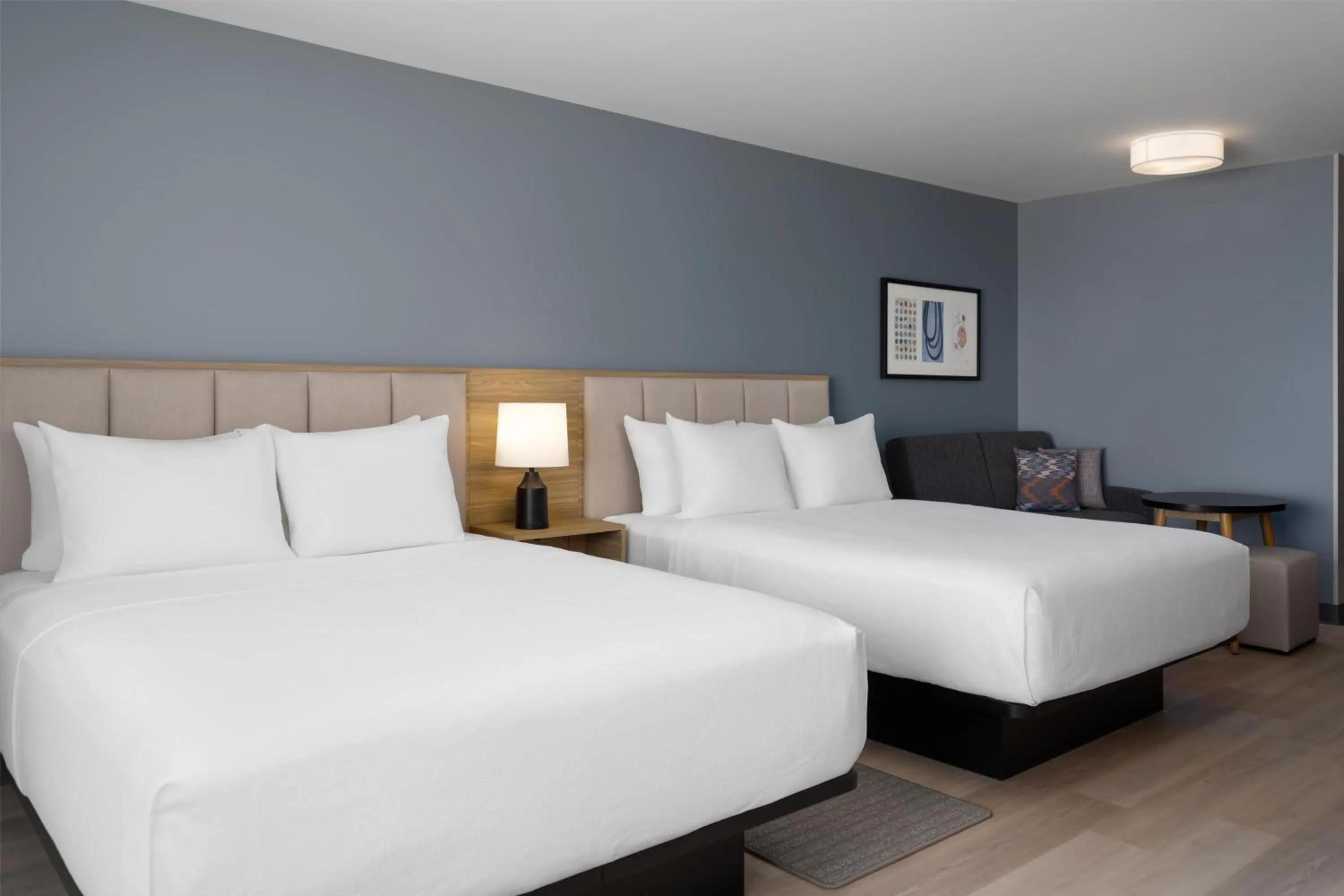 Photo of the whole room, Bed in Hyatt Studios Mobile/Tillmans Corner