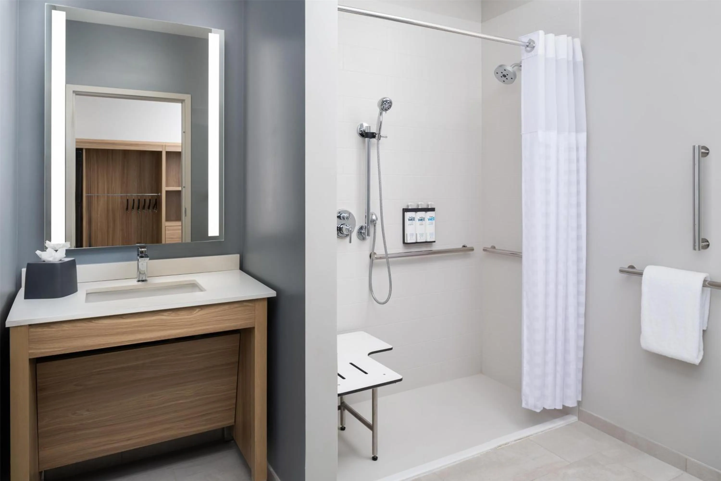 Bathroom in Hyatt Studios Mobile/Tillmans Corner