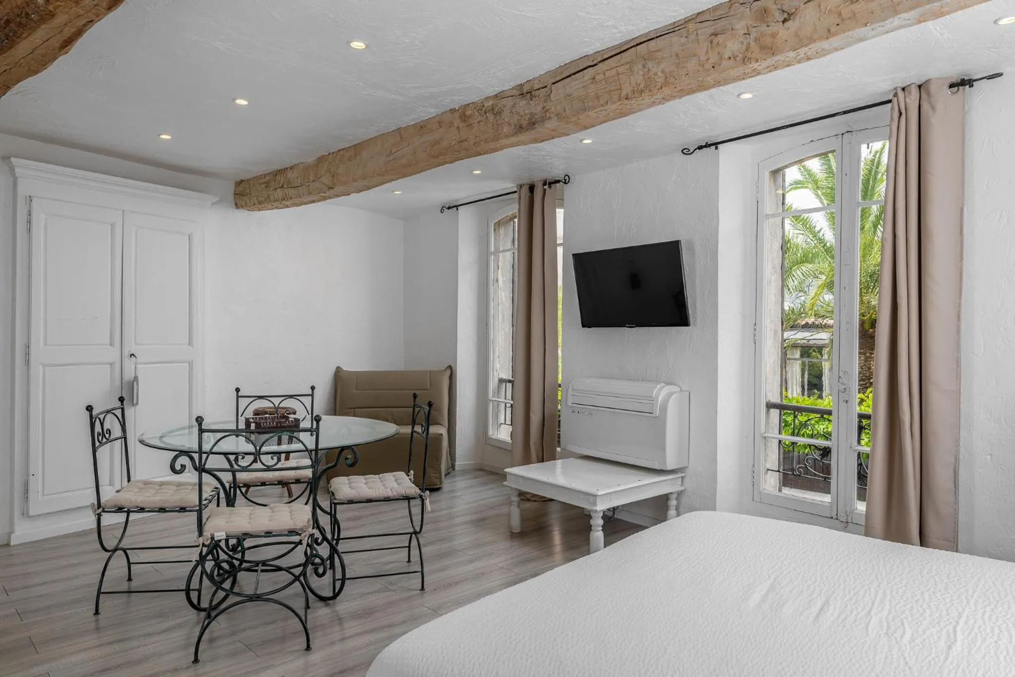 TV and multimedia, Bed in Maison Carles BnB