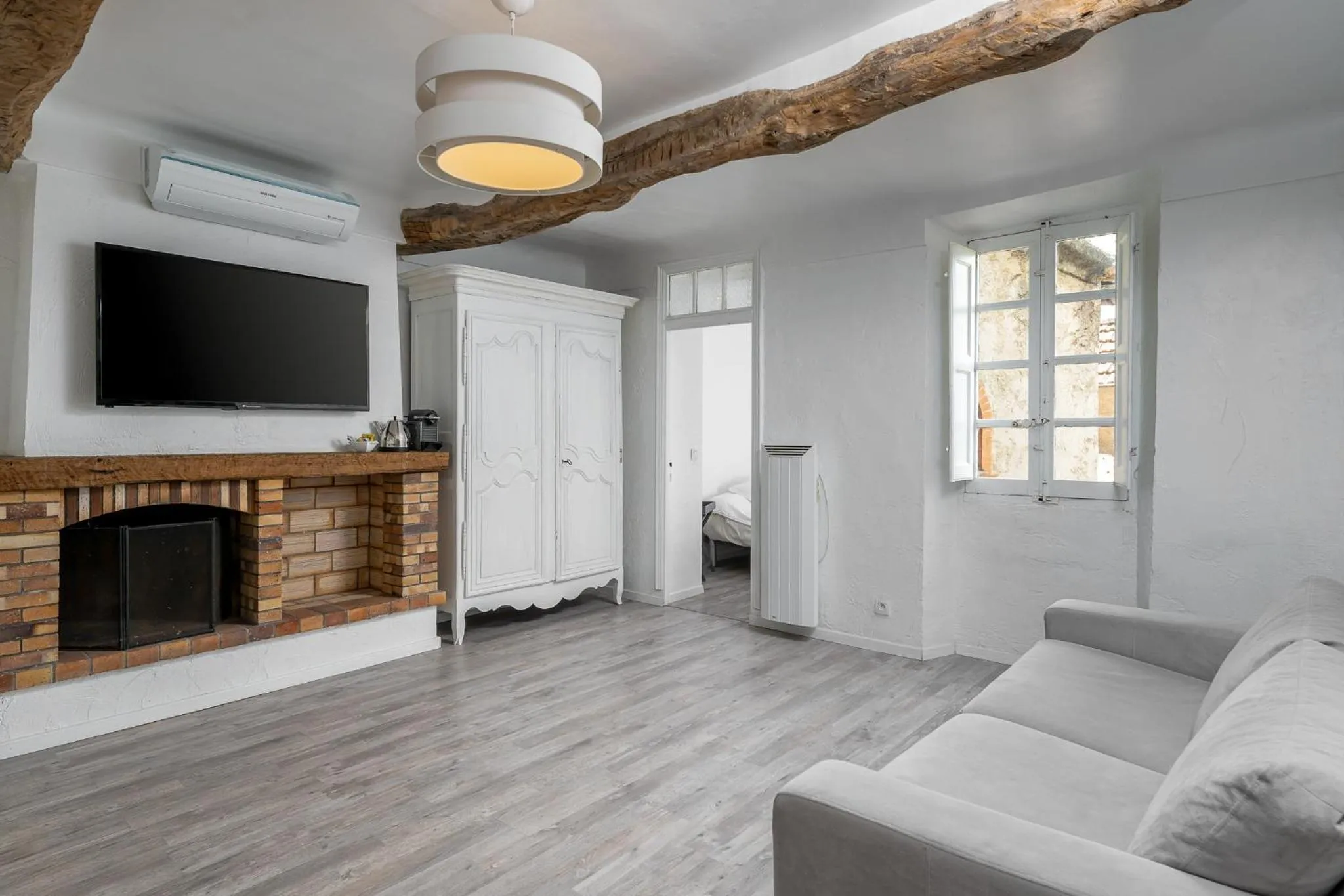 TV and multimedia in Maison Carles BnB