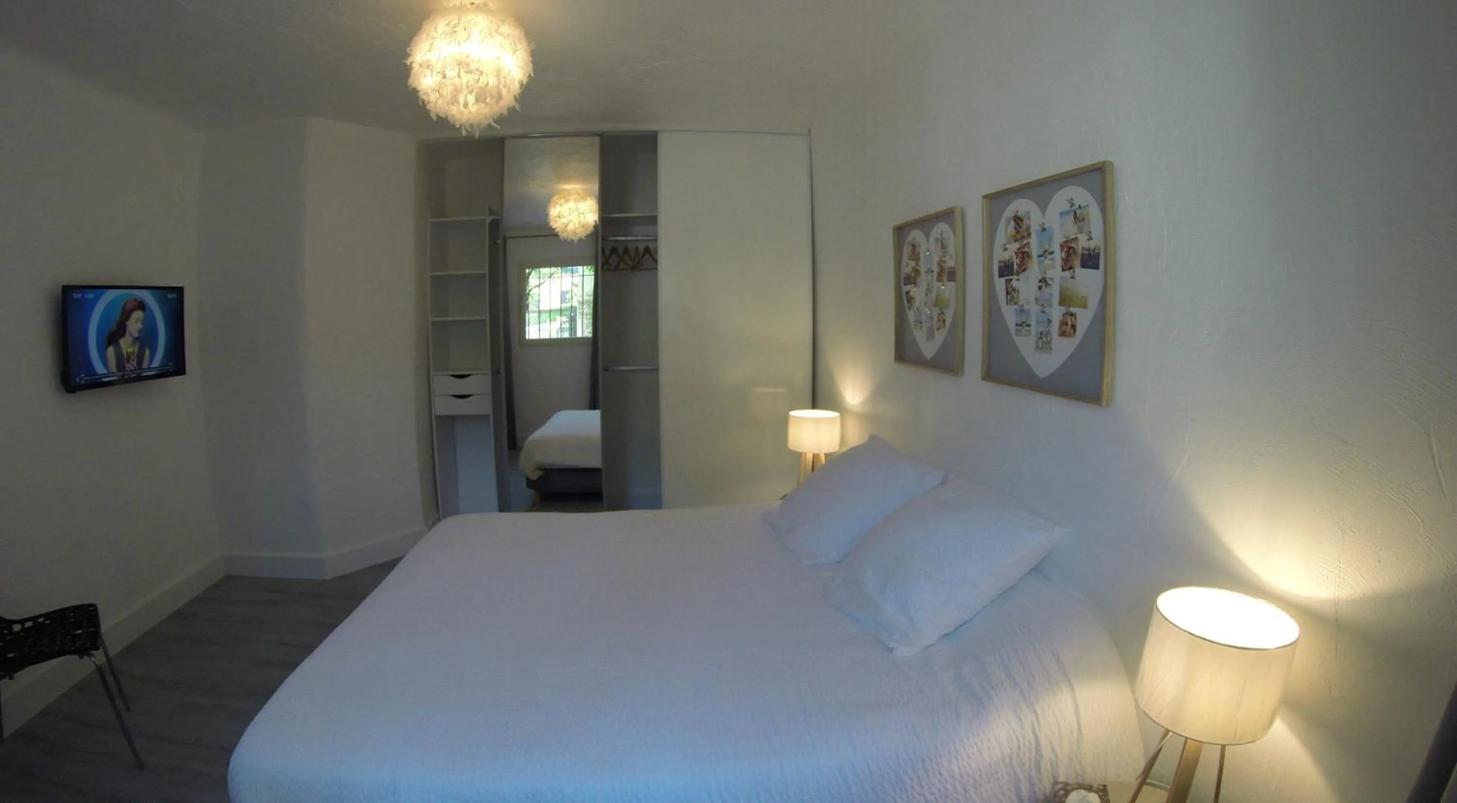 Photo of the whole room, Bed in Maison Carles BnB