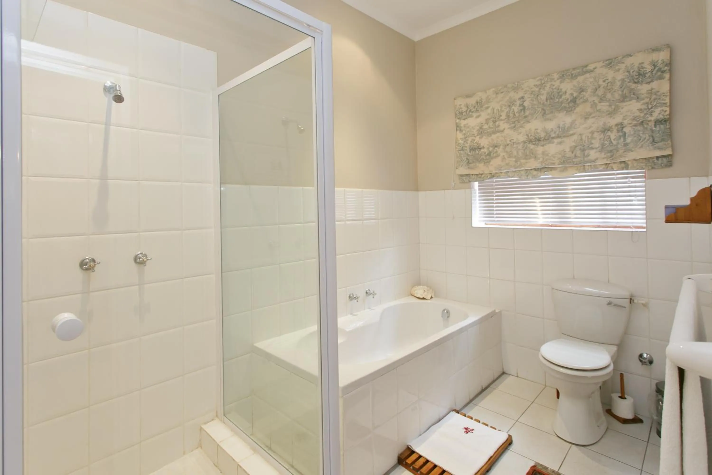 Bathroom in Beaufort Manor Country Lodge