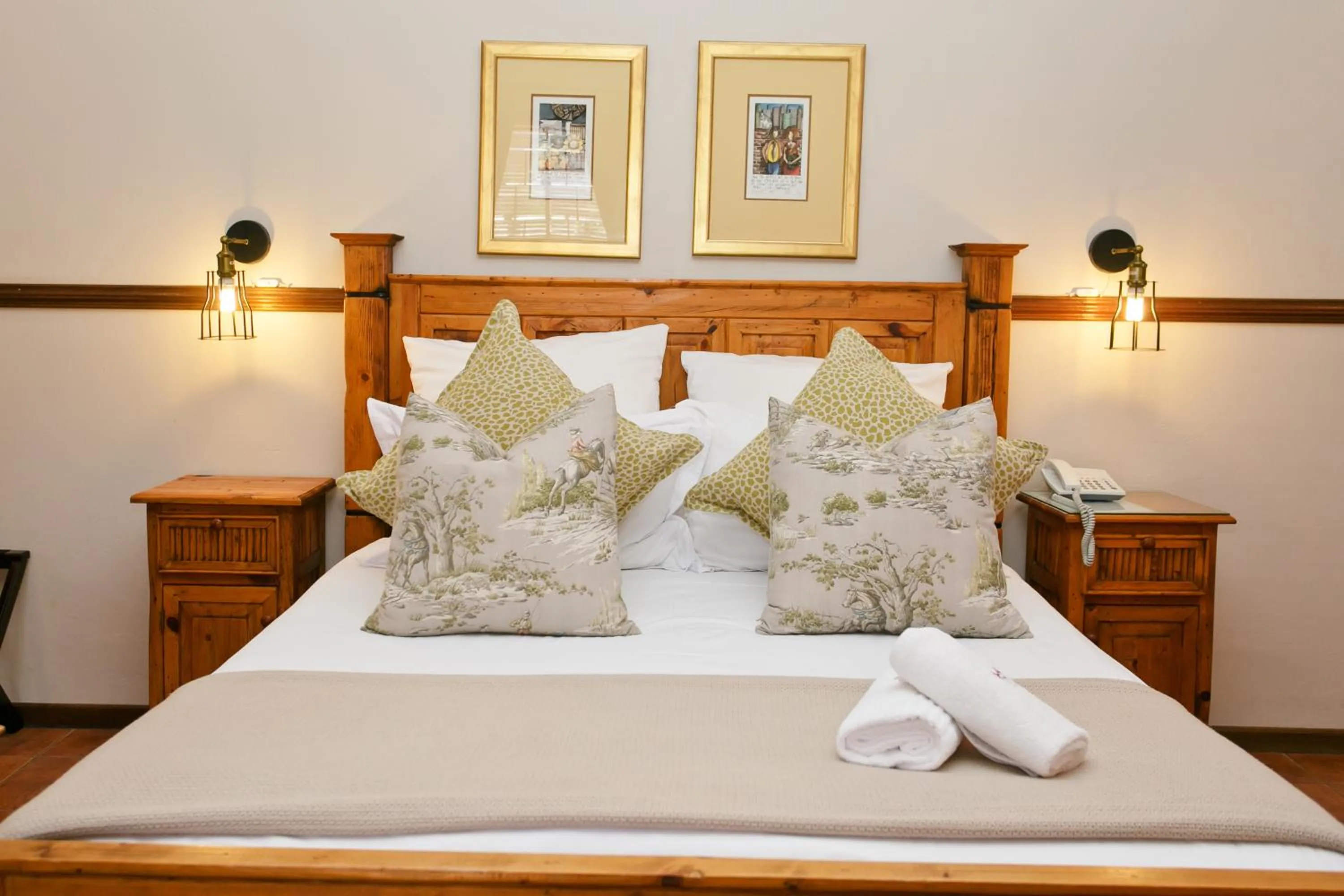 Bed in Beaufort Manor Country Lodge