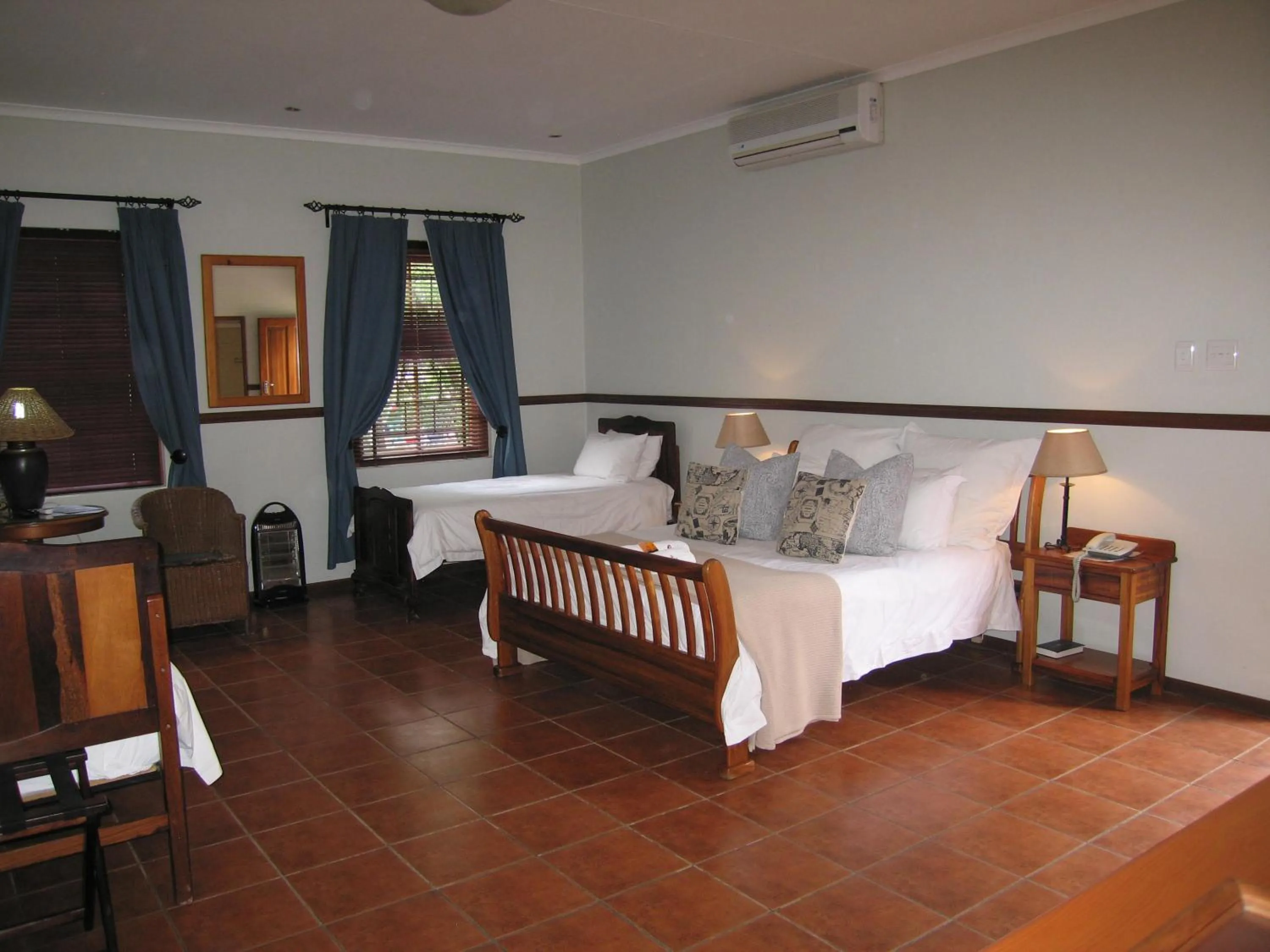 Bed in Beaufort Manor Country Lodge