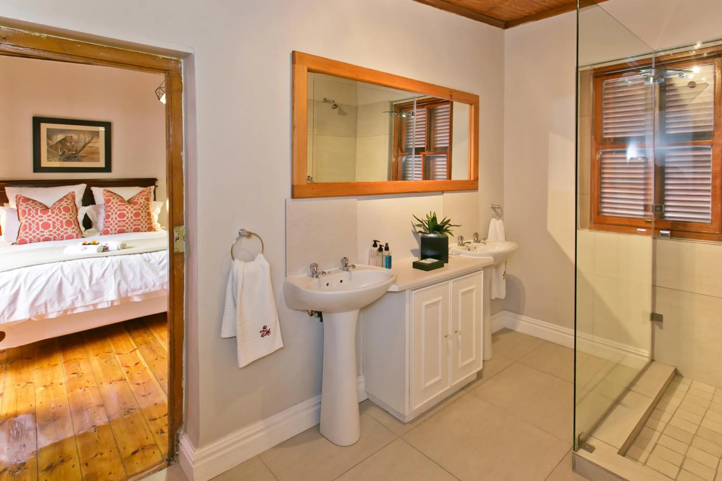 Bathroom, Bed in Beaufort Manor Country Lodge