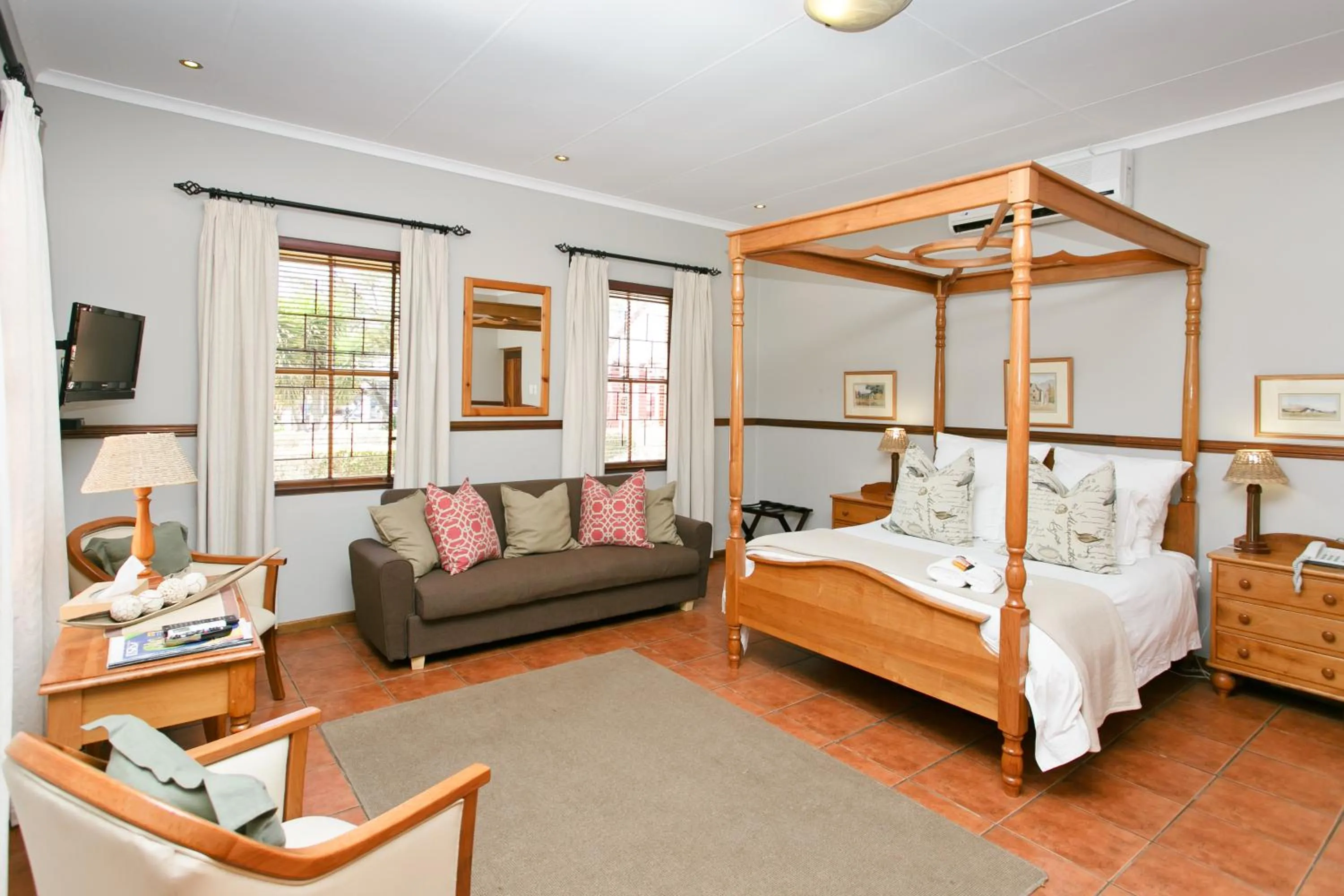 Bed in Beaufort Manor Country Lodge