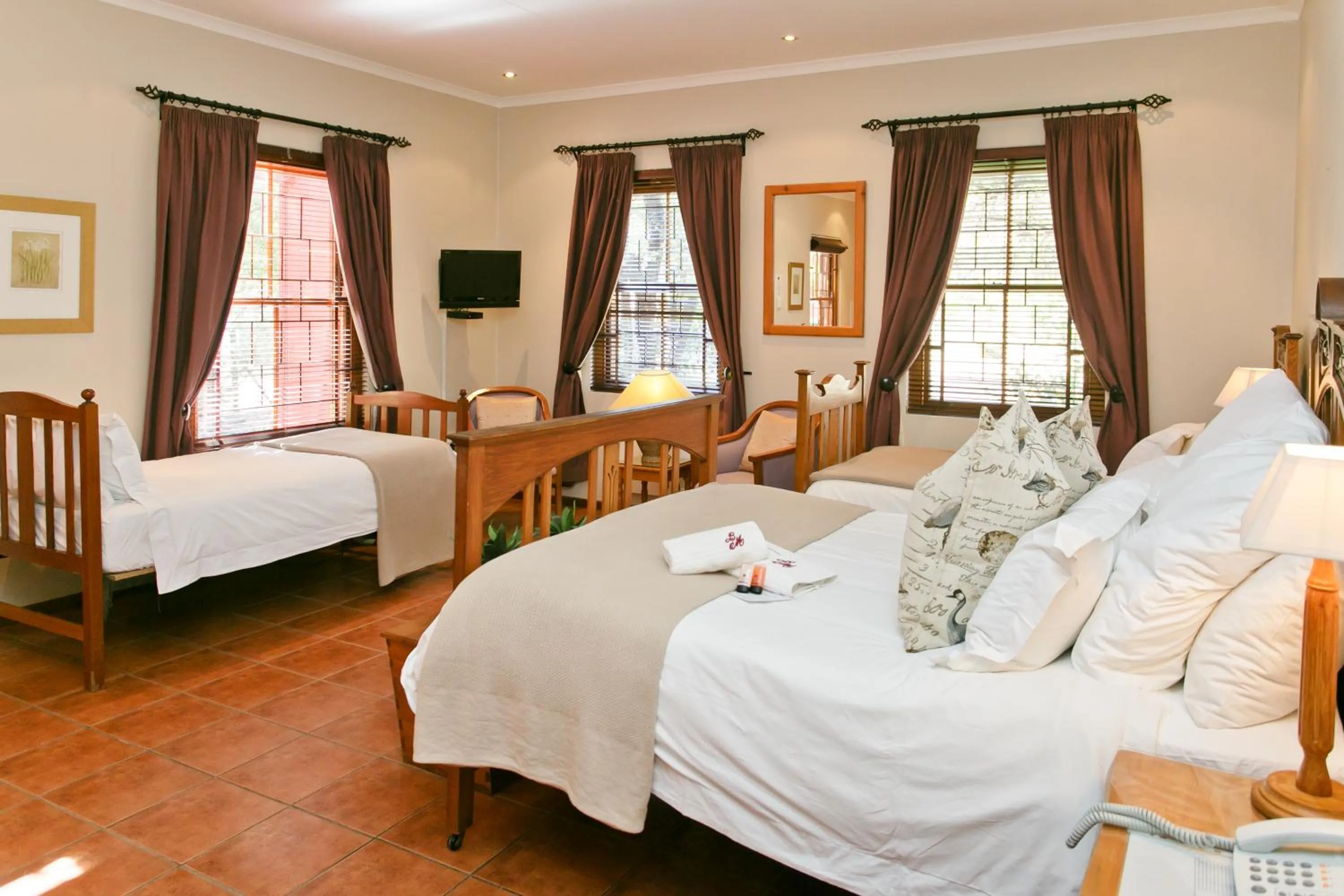 Bed in Beaufort Manor Country Lodge