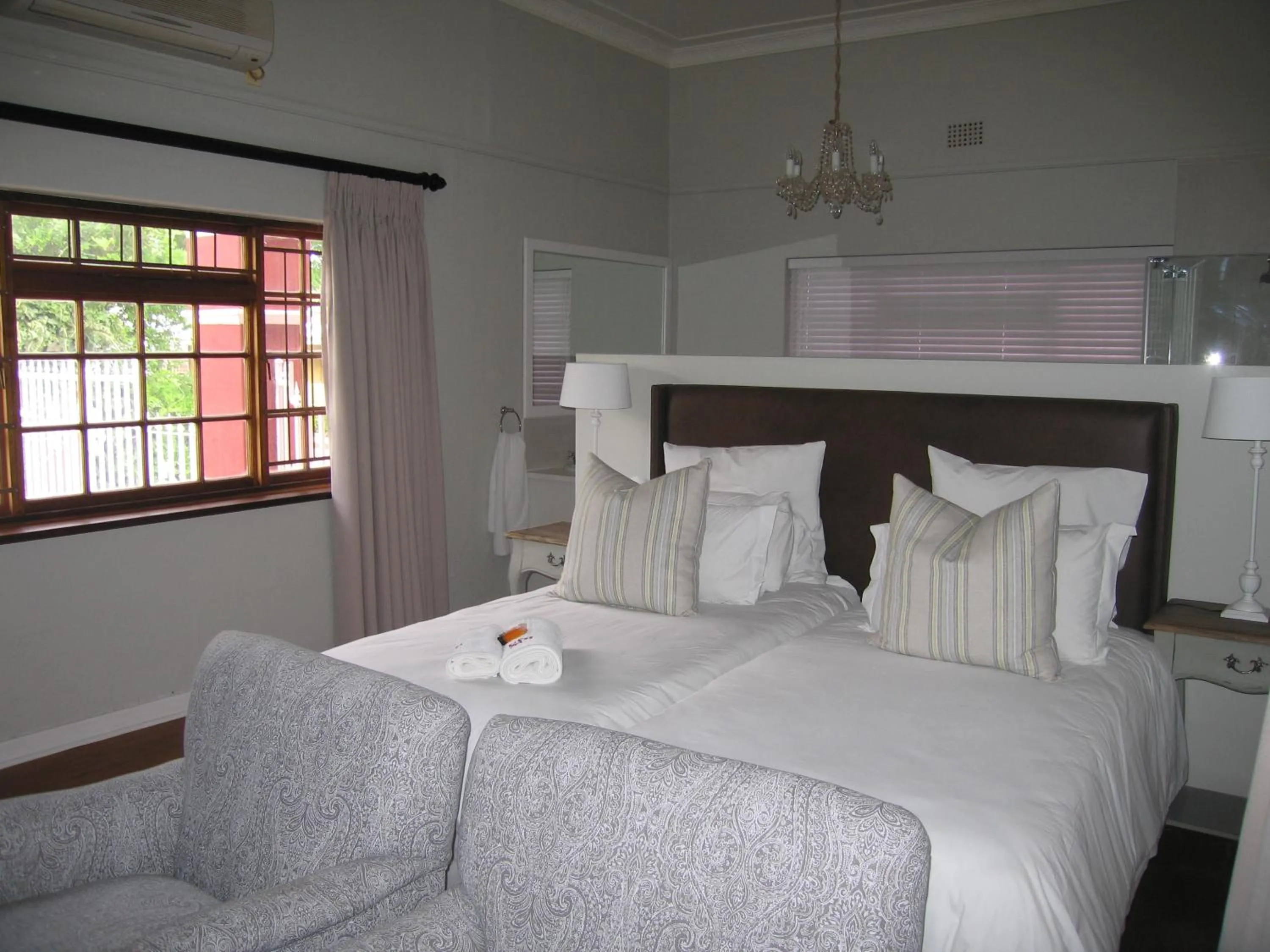Bed in Beaufort Manor Country Lodge