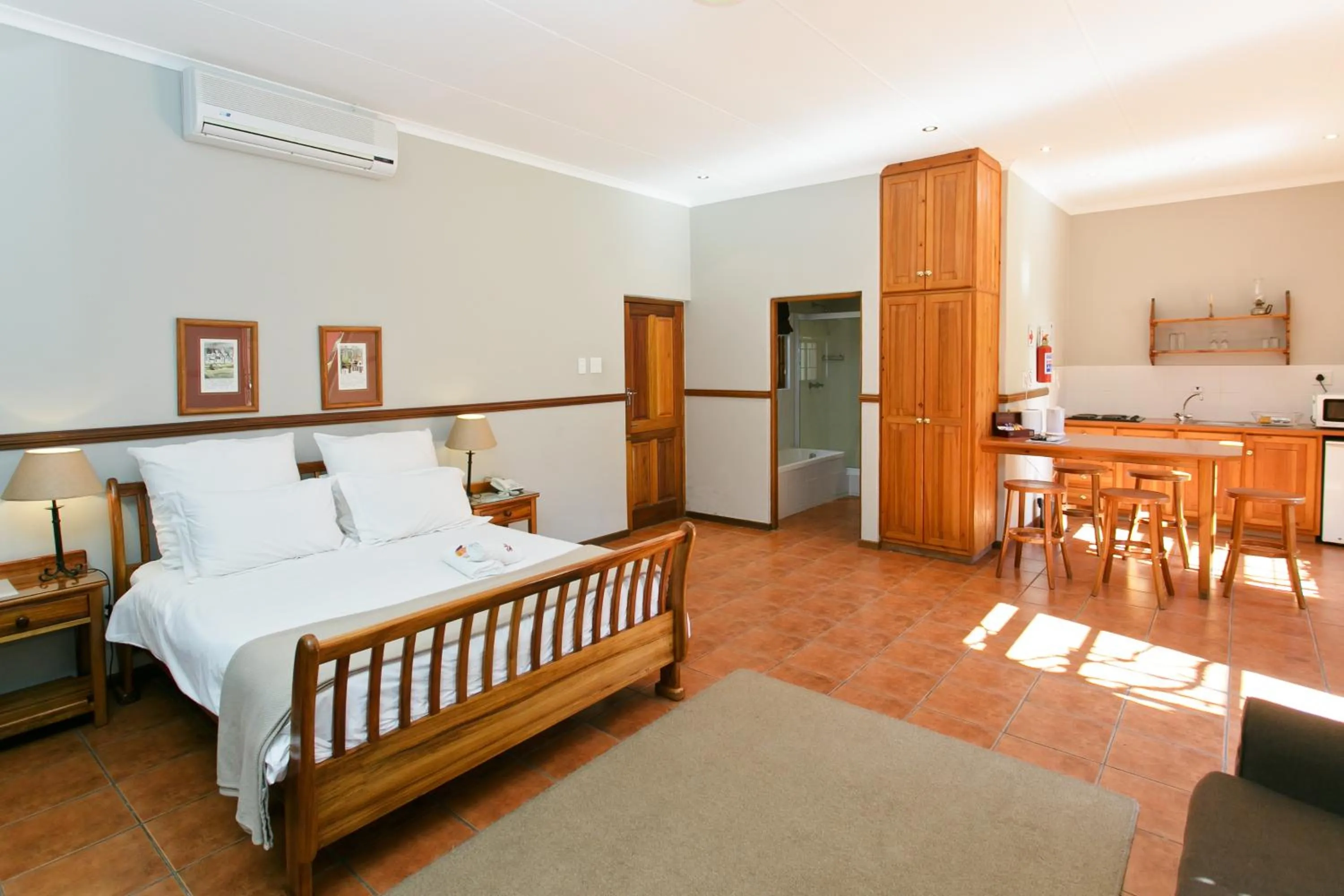 Bed in Beaufort Manor Country Lodge