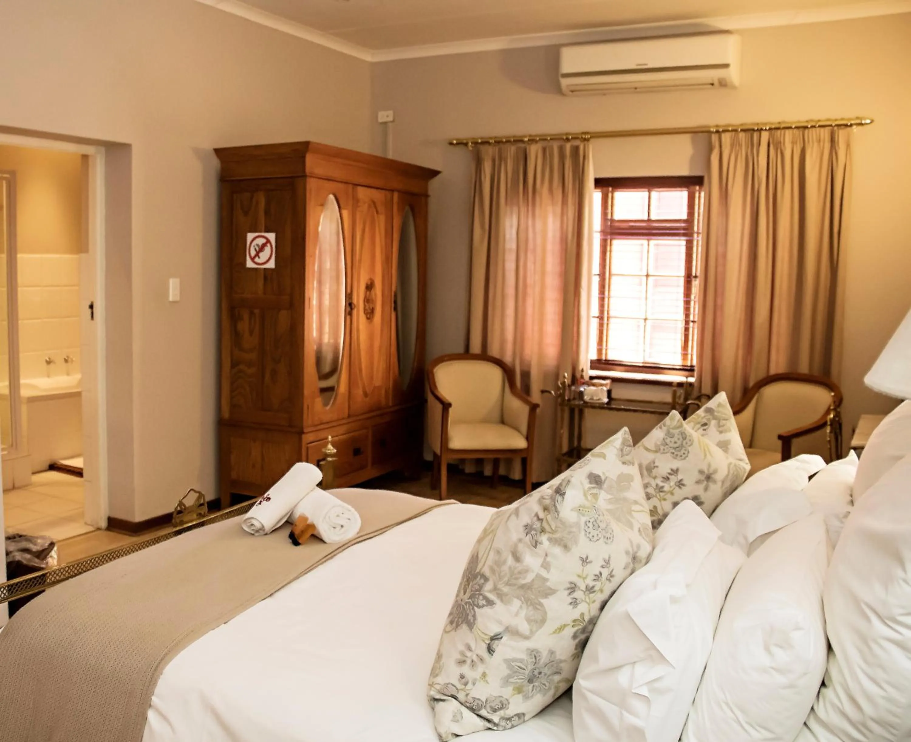 Bedroom, Bed in Beaufort Manor Country Lodge