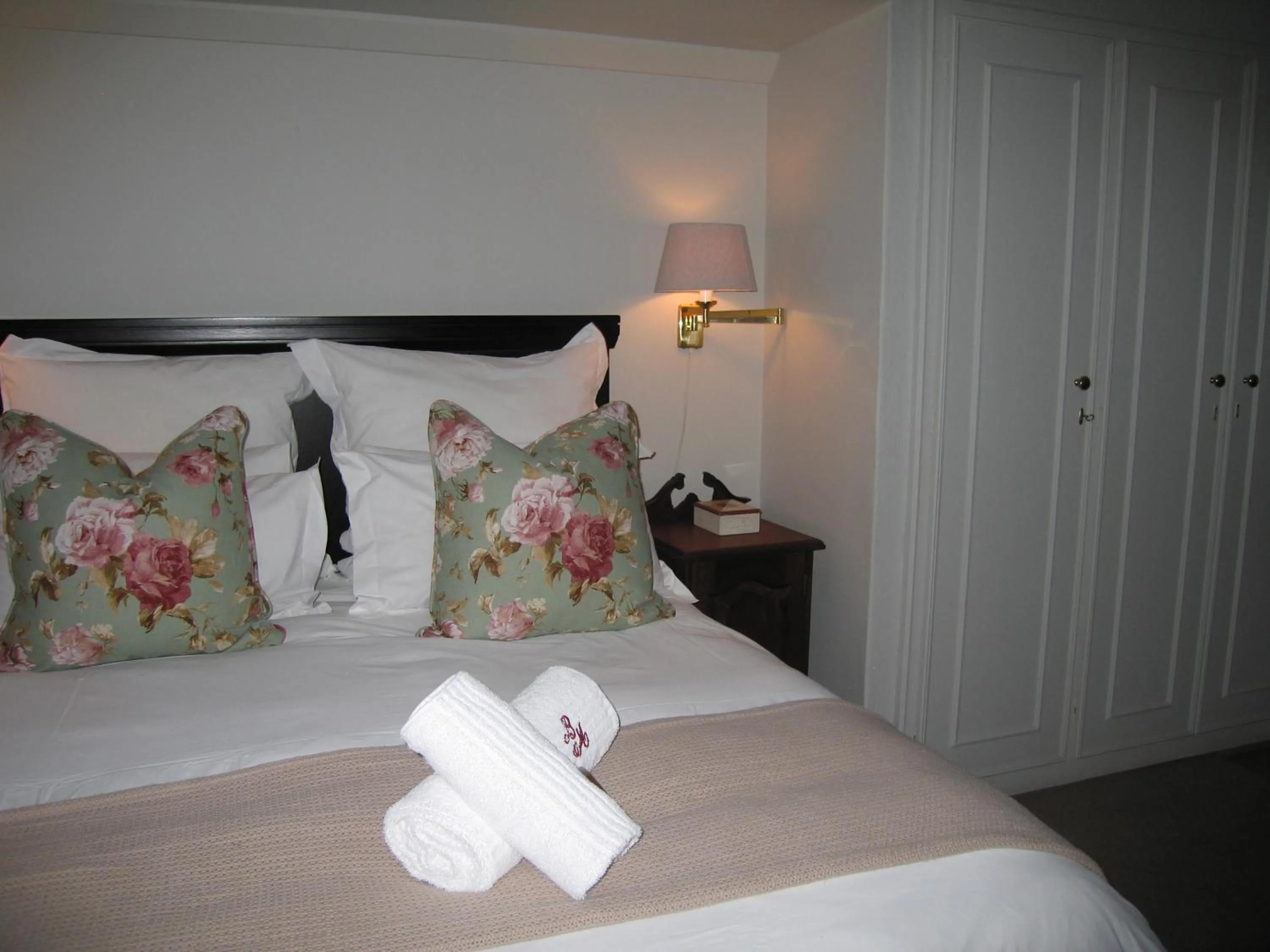 Bed in Beaufort Manor Country Lodge