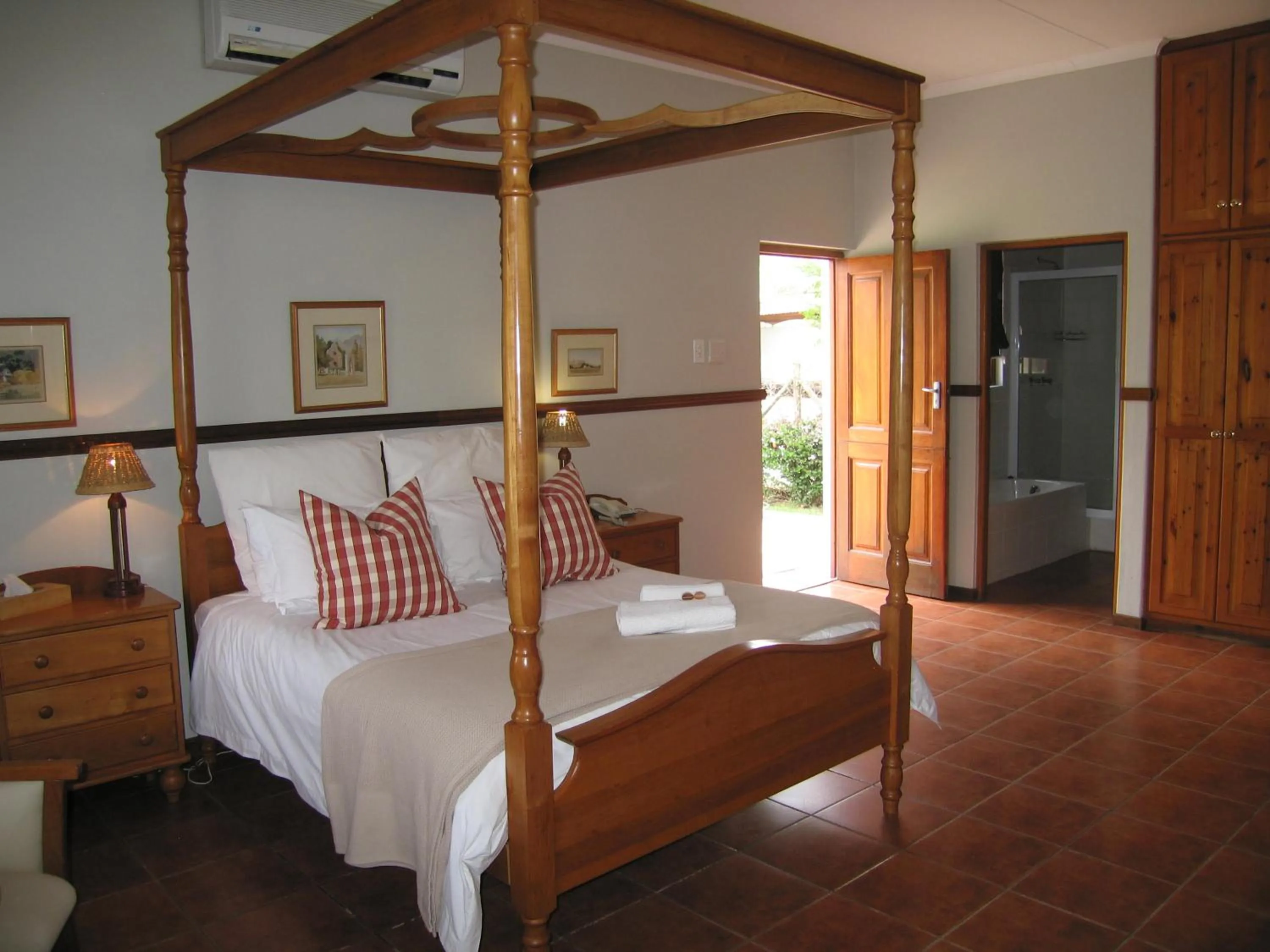 Photo of the whole room, Bed in Beaufort Manor Country Lodge