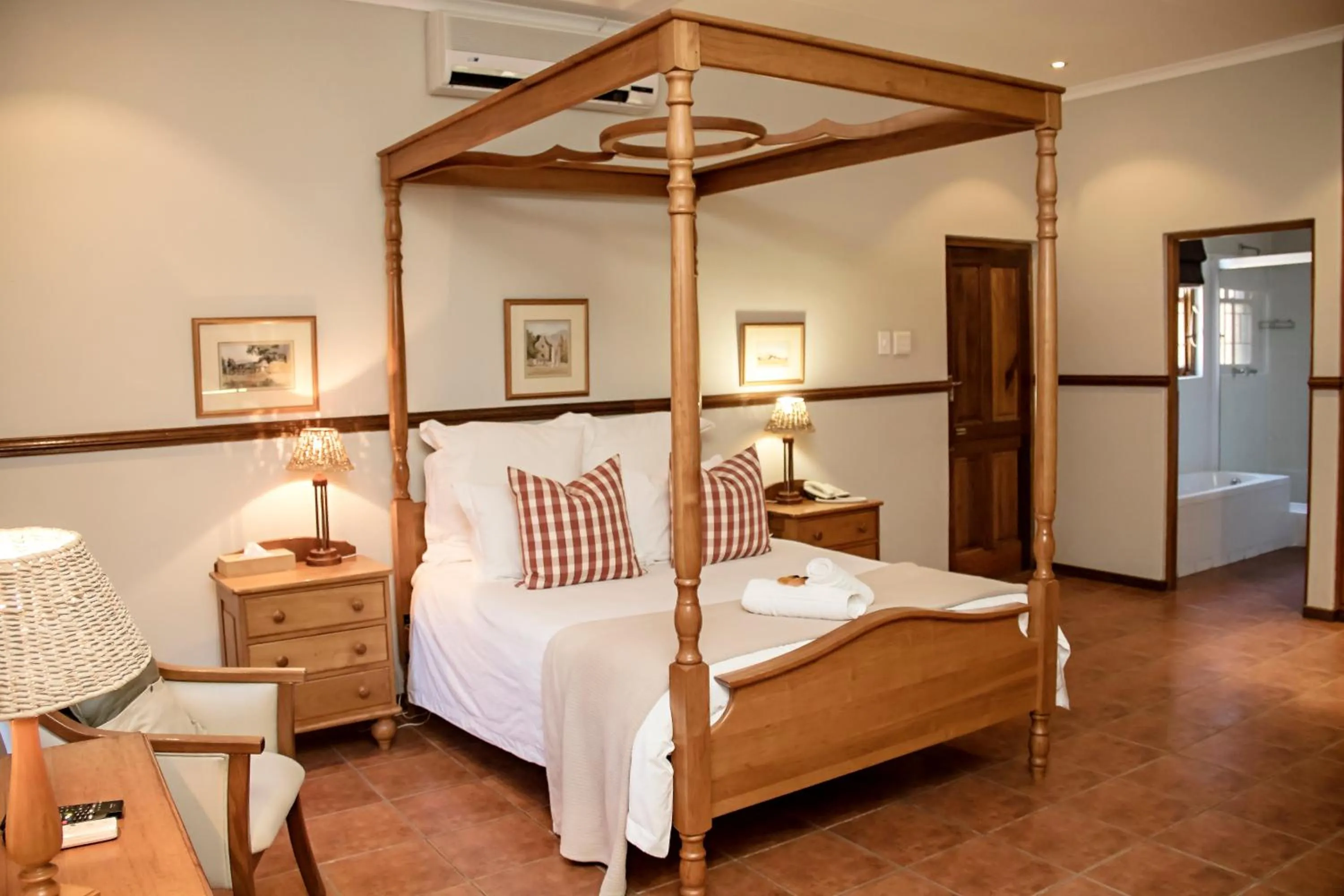 Photo of the whole room, Bed in Beaufort Manor Country Lodge