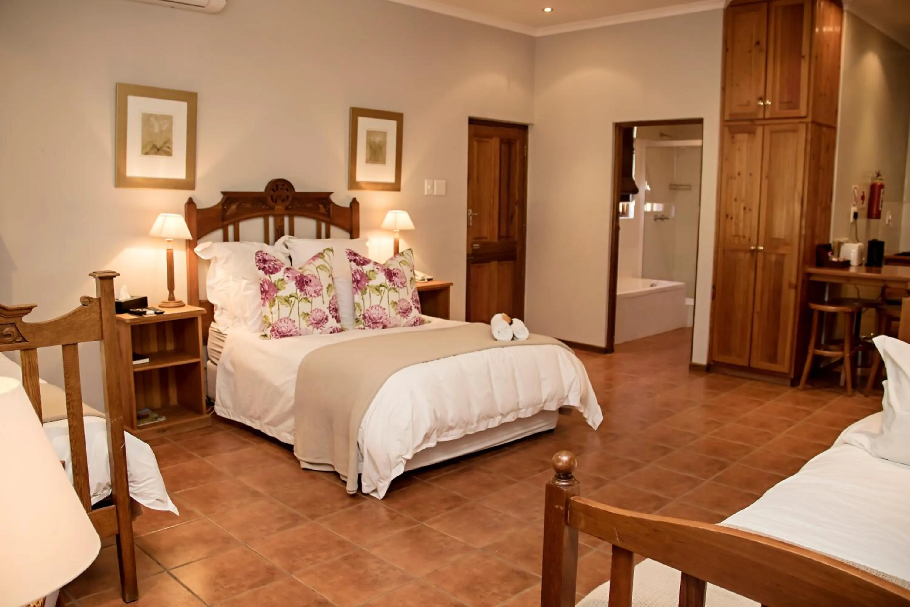 Photo of the whole room, Bed in Beaufort Manor Country Lodge