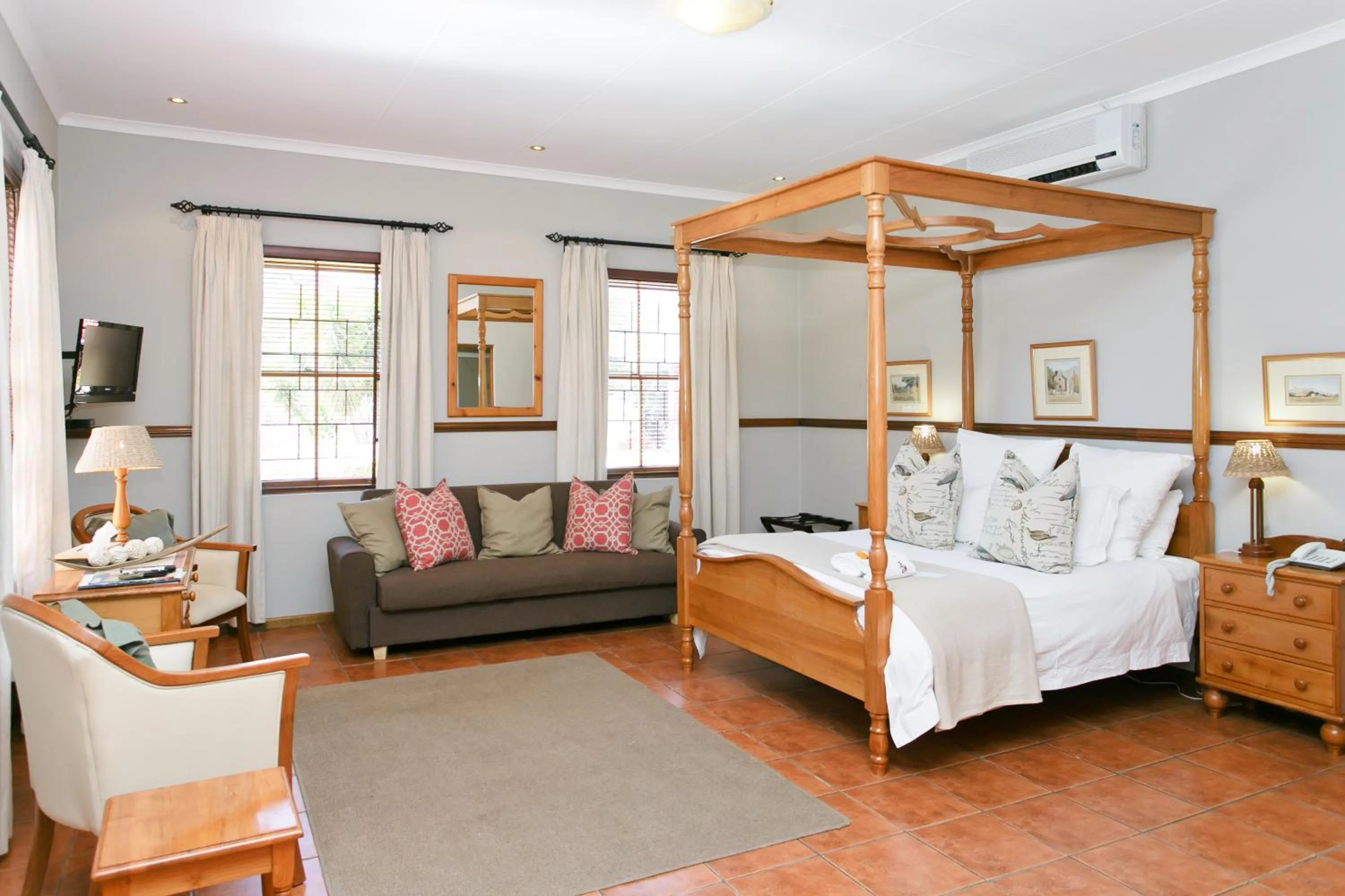 Bed in Beaufort Manor Country Lodge
