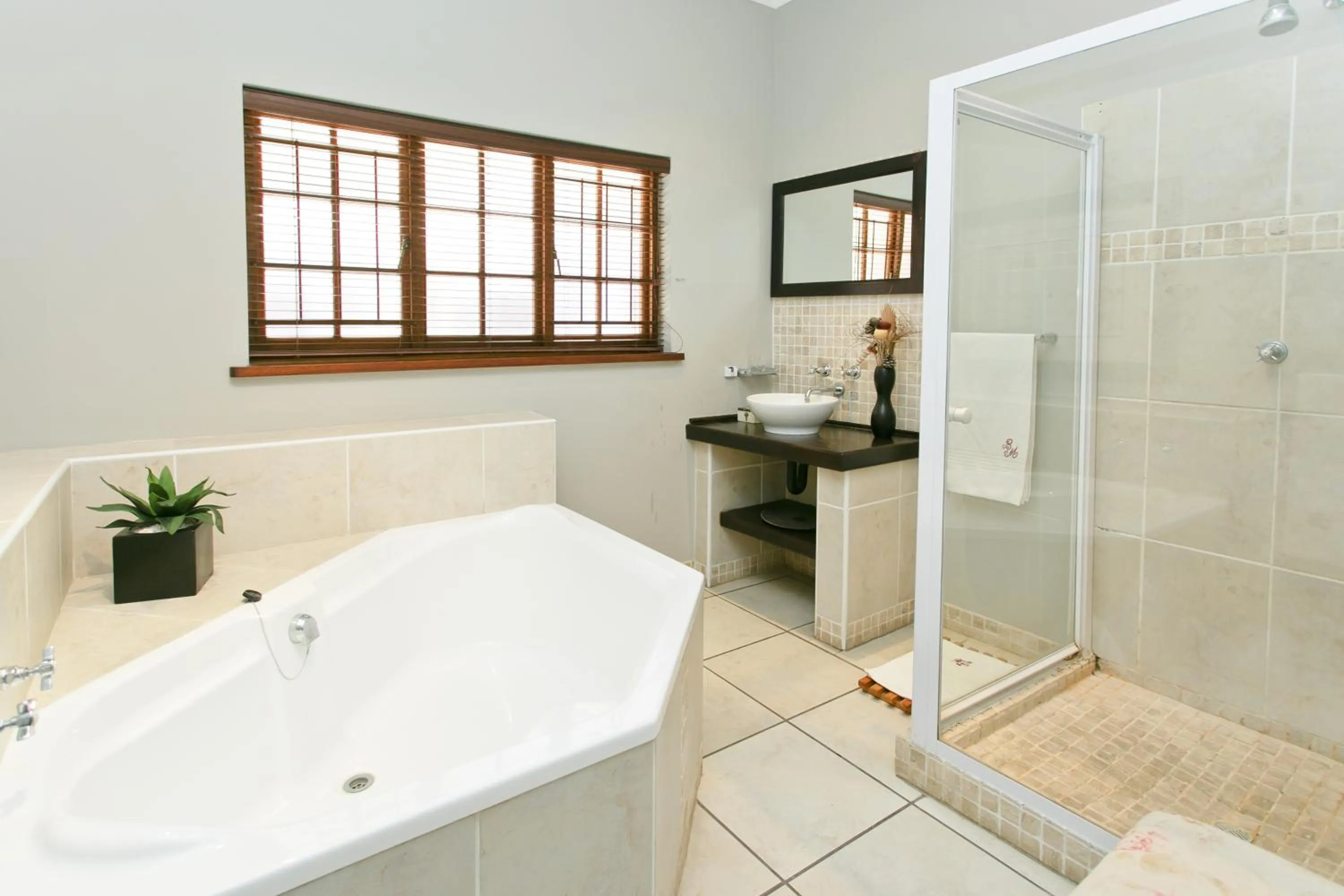Bathroom in Beaufort Manor Country Lodge