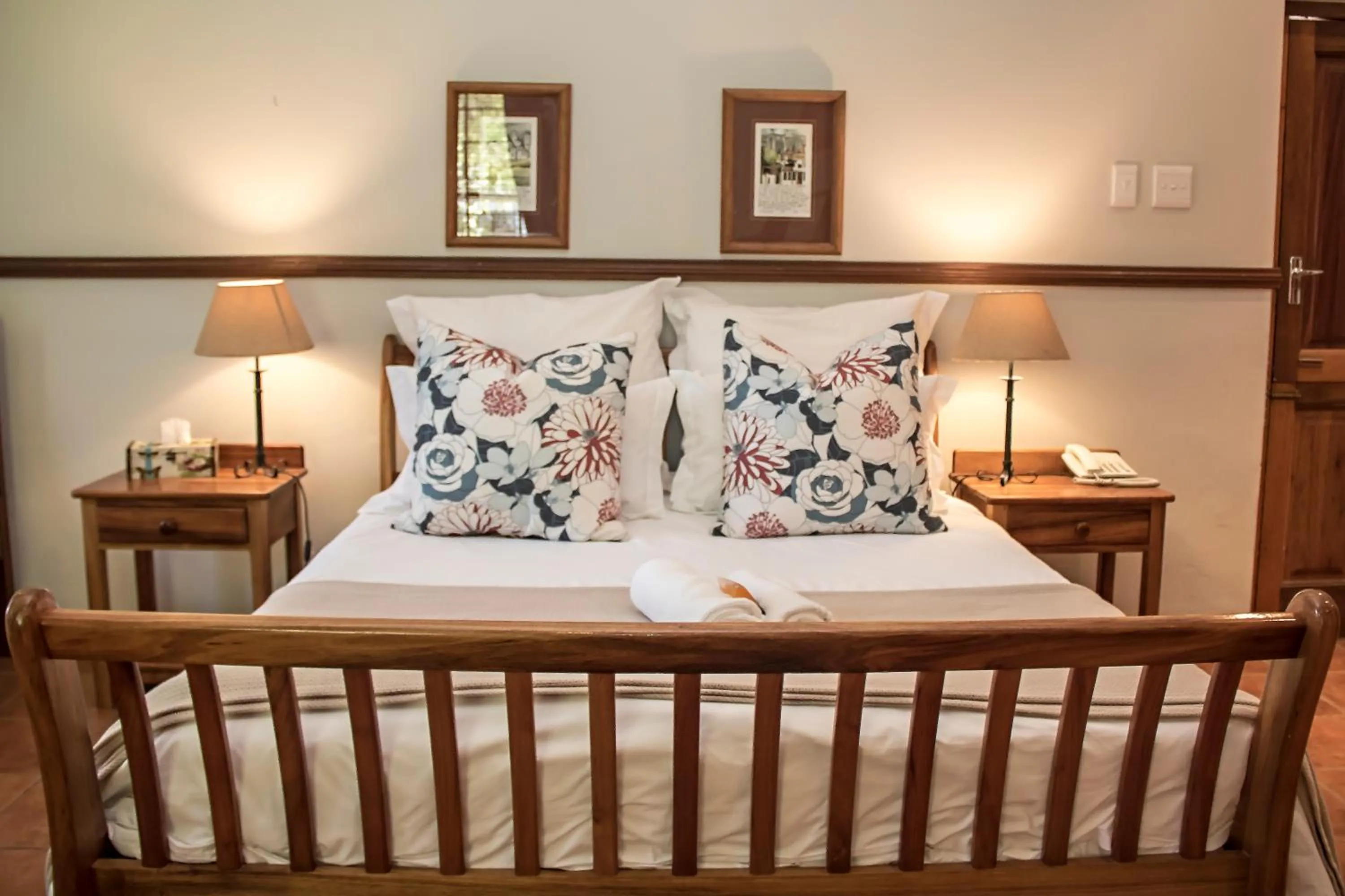 Bed in Beaufort Manor Country Lodge