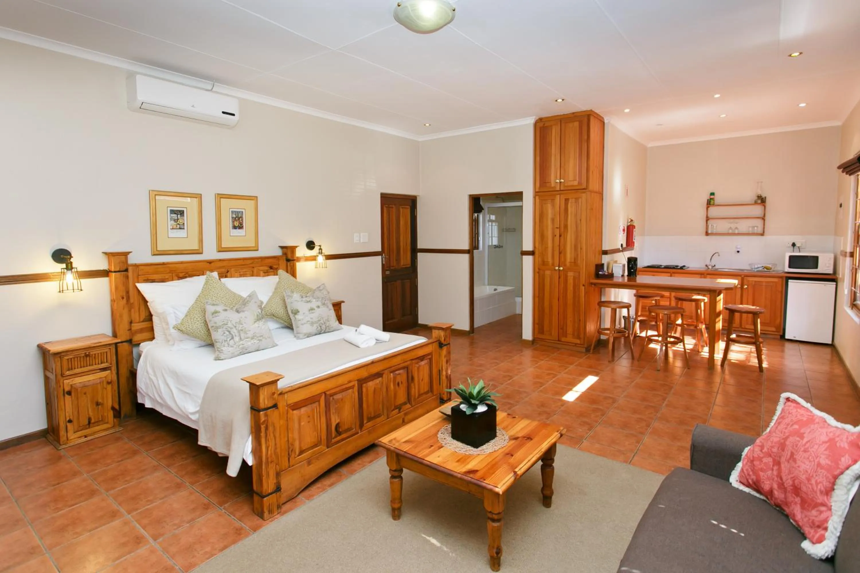 Bedroom, Bed in Beaufort Manor Country Lodge