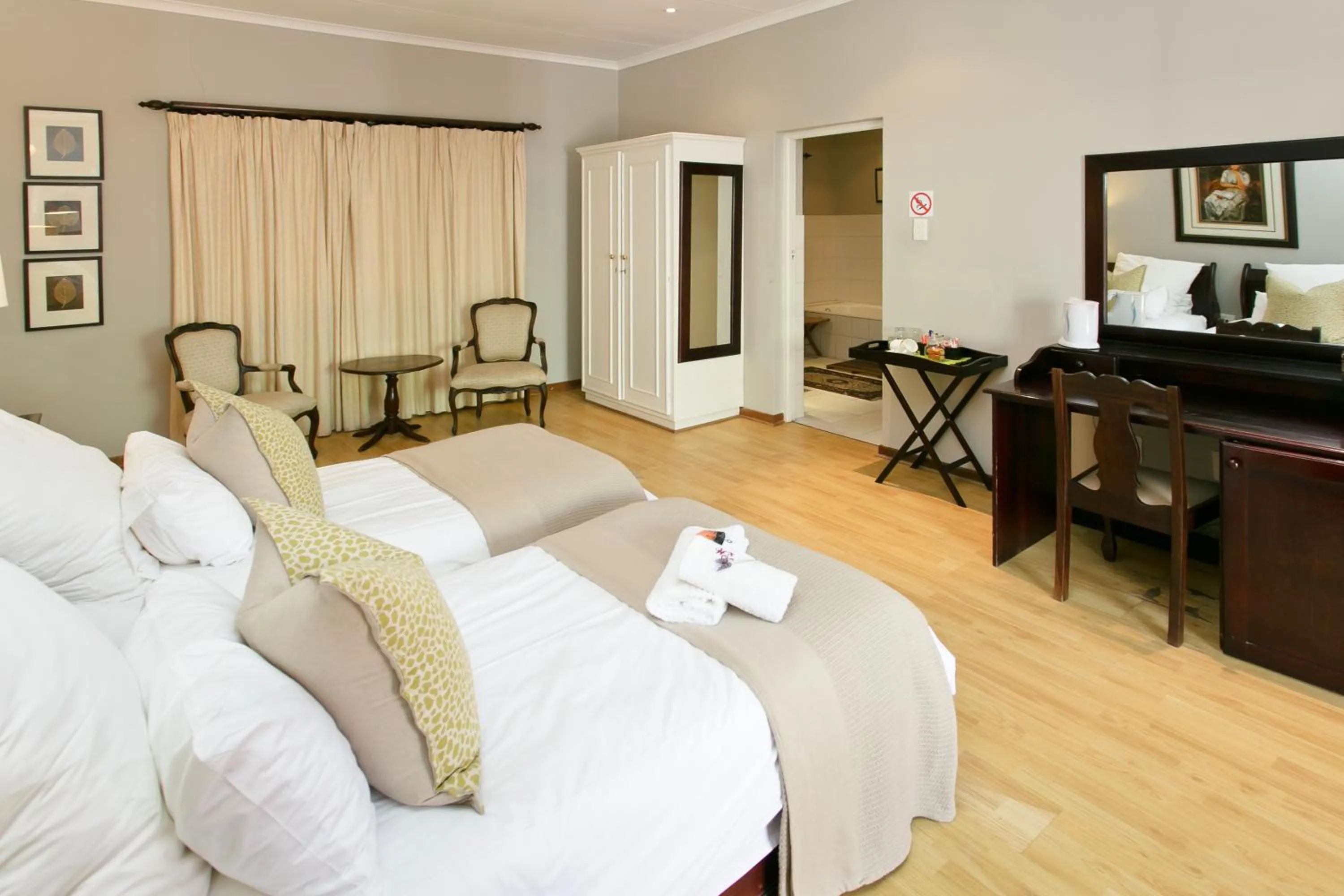 Photo of the whole room, Bed in Beaufort Manor Country Lodge