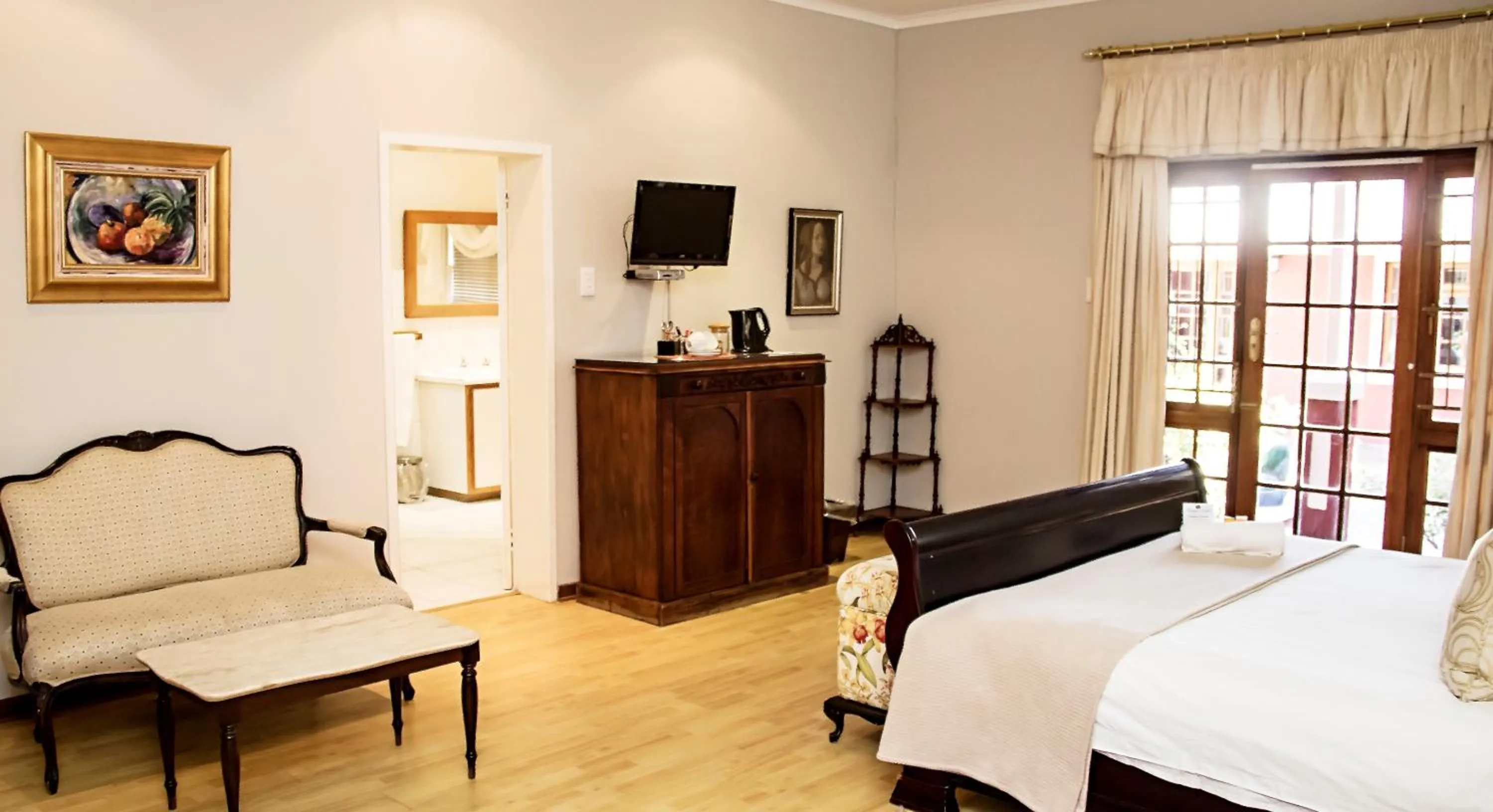 Bedroom in Beaufort Manor Country Lodge