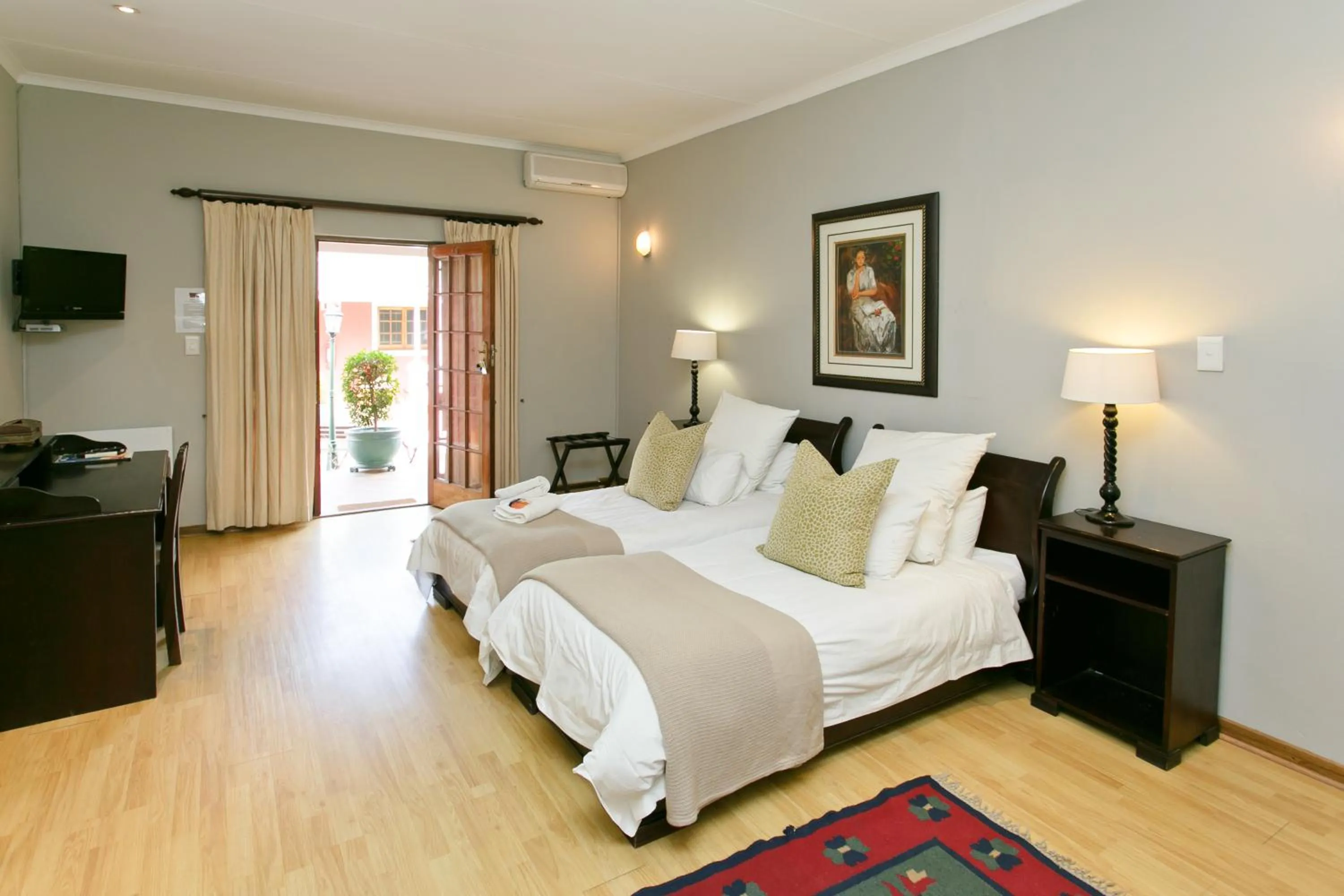 Photo of the whole room, Bed in Beaufort Manor Country Lodge