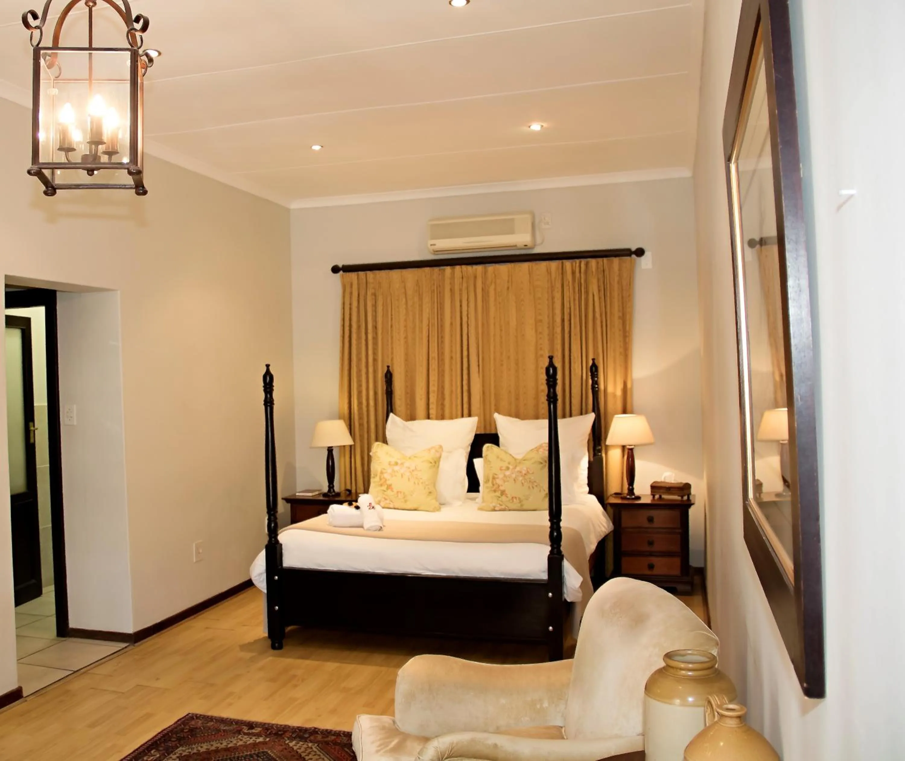 Decorative detail, Bed in Beaufort Manor Country Lodge