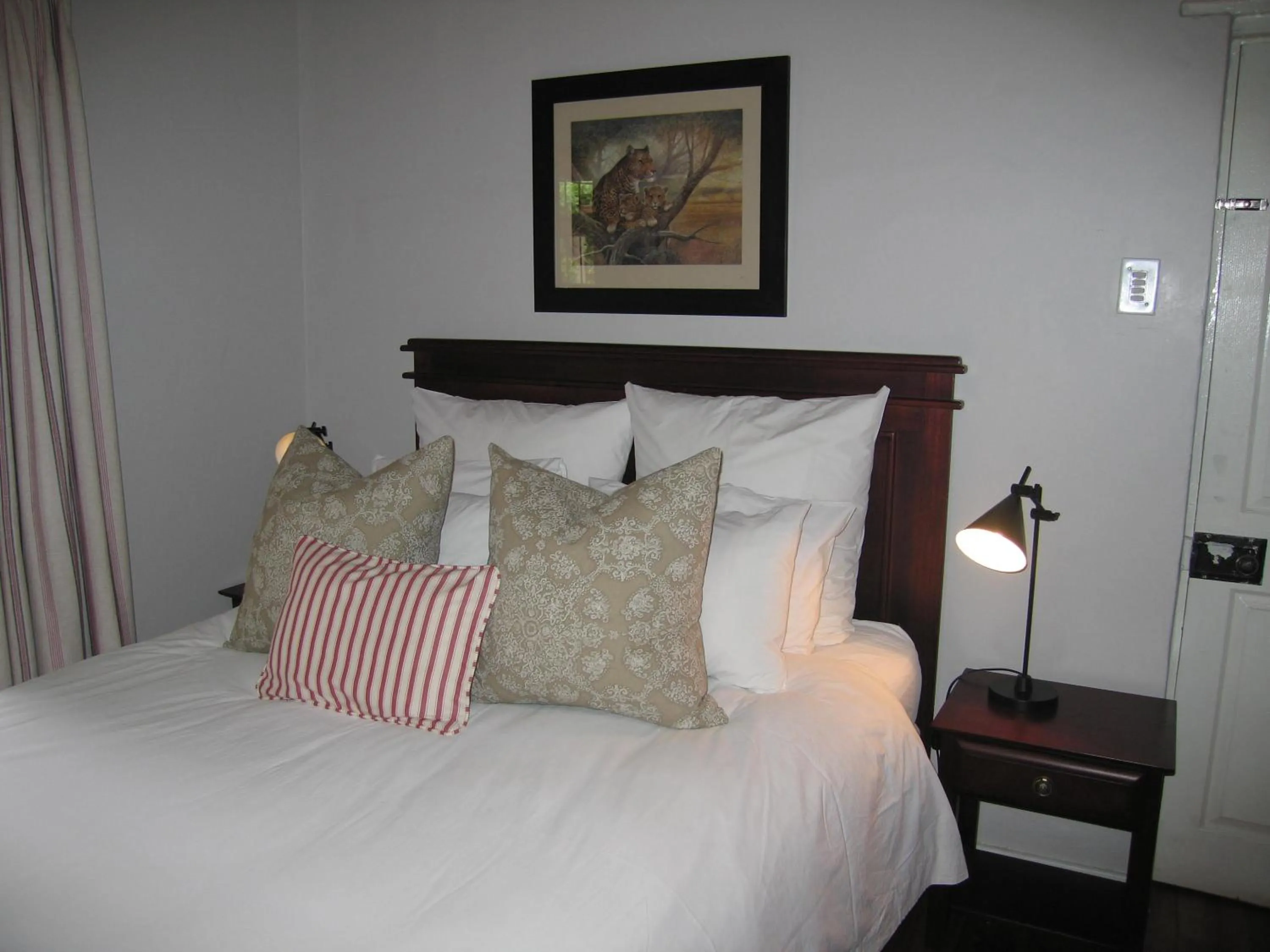 Decorative detail, Bed in Beaufort Manor Country Lodge