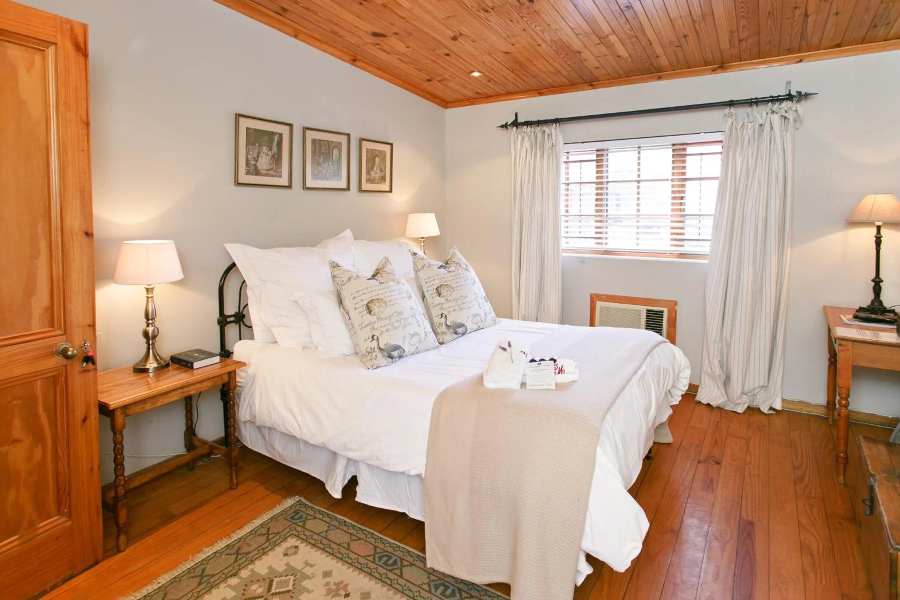 Bed in Beaufort Manor Country Lodge